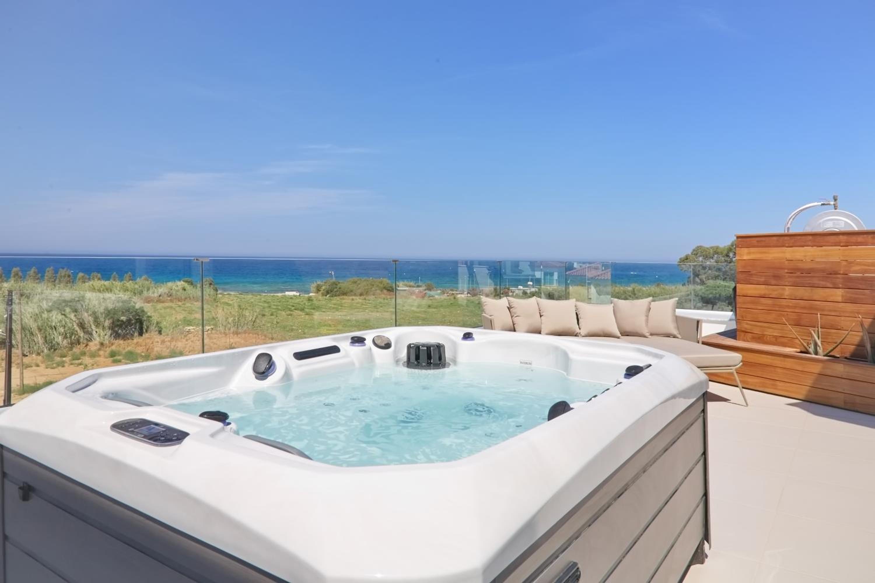Seaview Luxury Villa Jacuzzi & Pool! 2 Min Beach