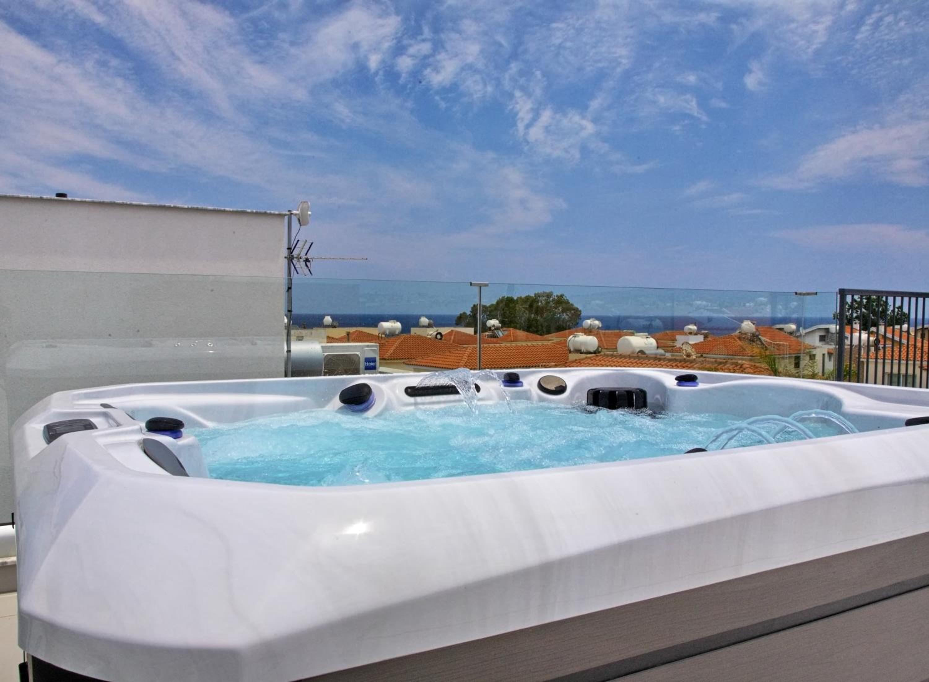 Seaview Luxury Villa Jacuzzi & Pool! 2 Min Beach
