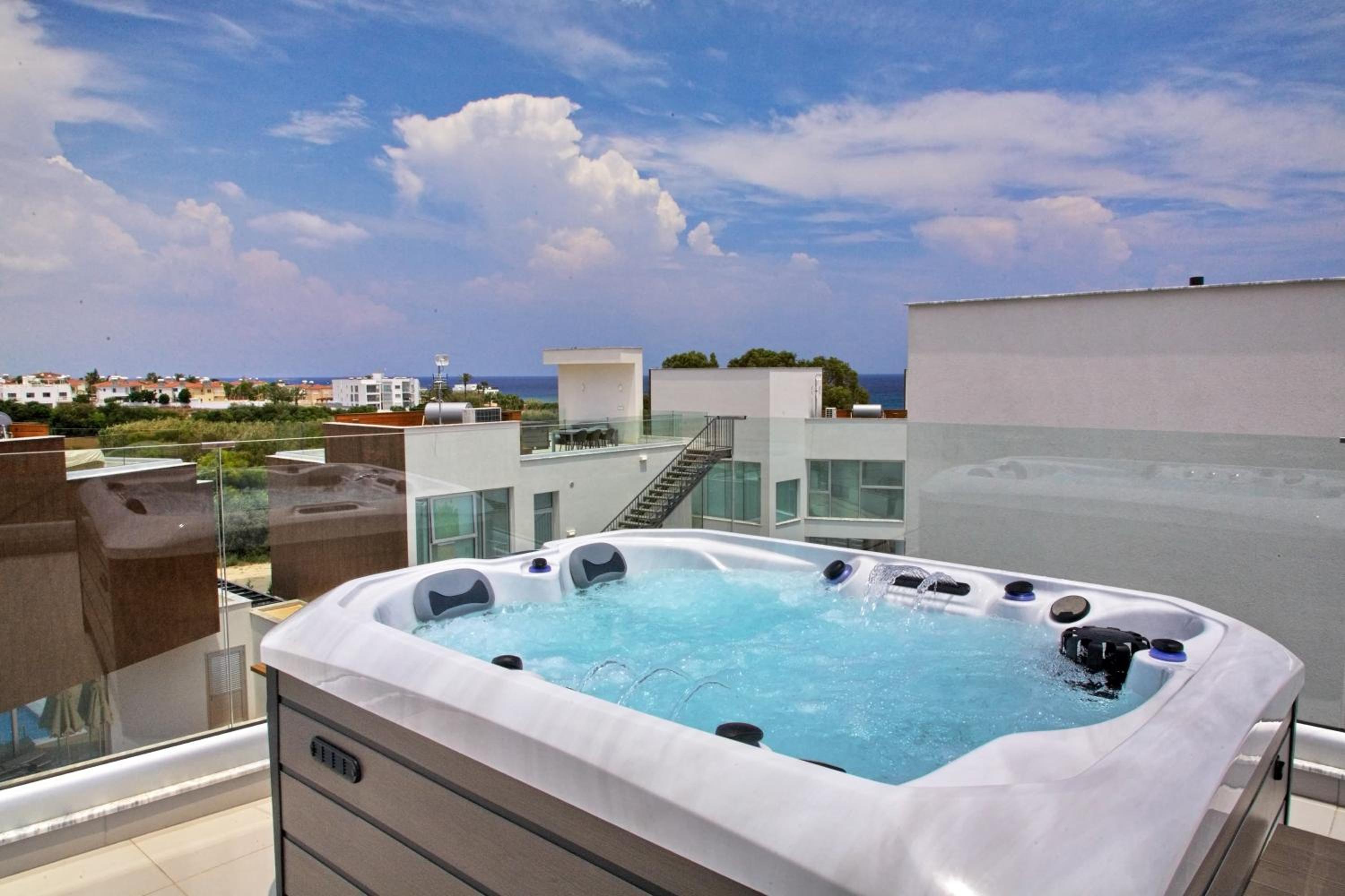 Seaview Luxury Villa Jacuzzi & Pool! 2 Min Beach