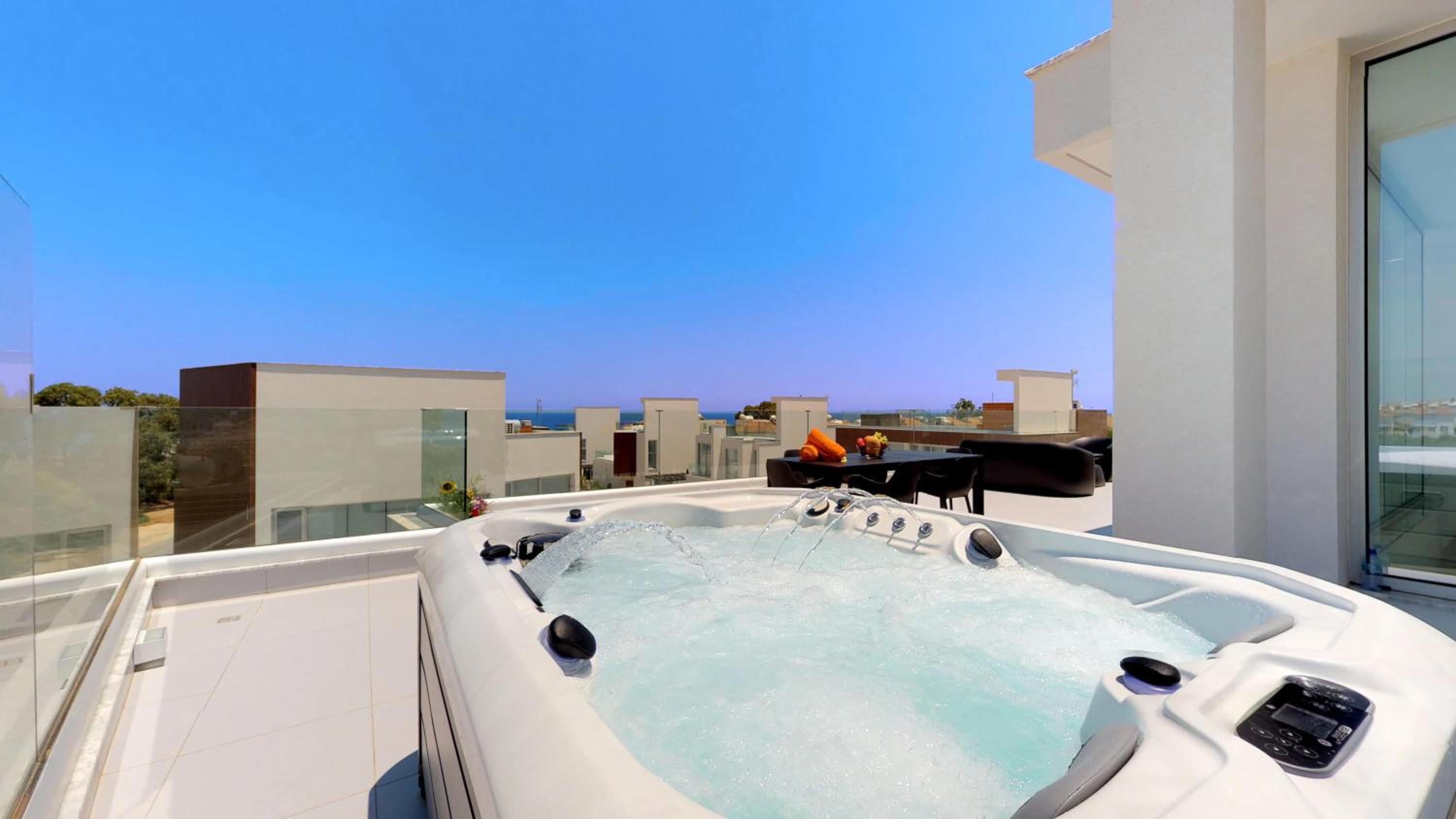 Seaview Luxury Villa Jacuzzi & Pool! 2 Min Beach