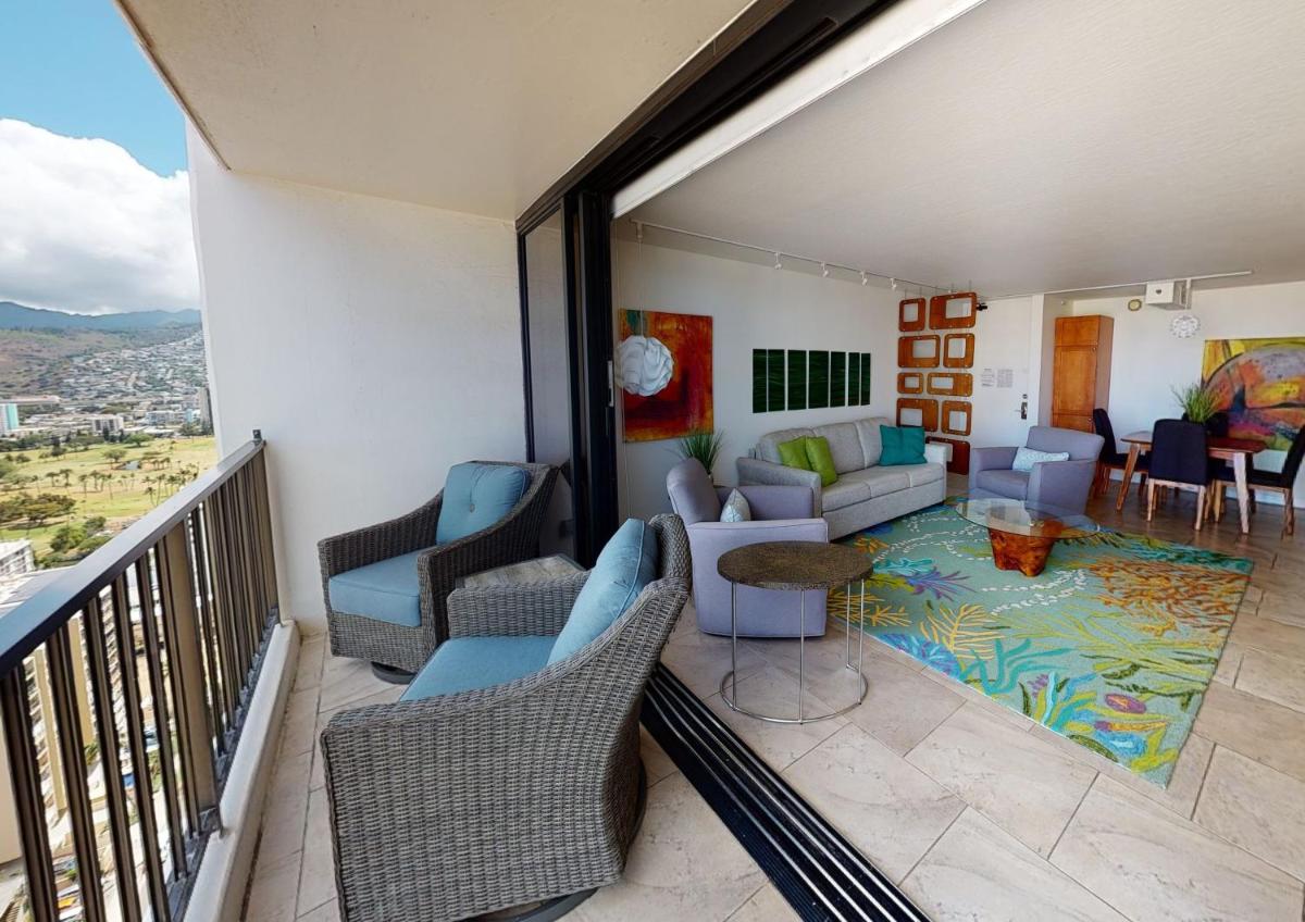 Artsy 32nd Floor Condo with Modern Furnishings & Gorgeous Ocean Views condo view 4