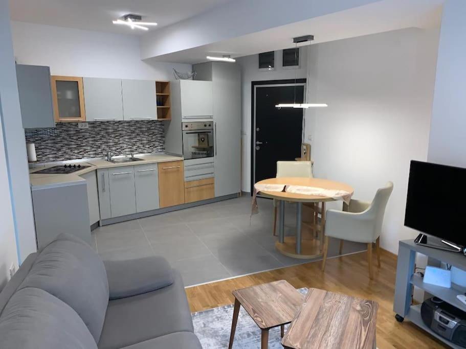 Brand New, Modern & Cozy apartment in Central area view 2