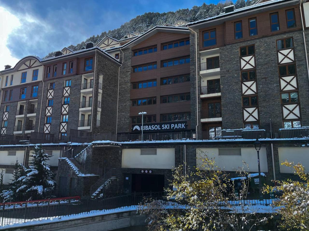 Terraza con Increibles Vistas Para 6 adultos y 2 extra niño - 3 habitaciones - 2 baños - ARINSAL - FREE PARKING l by BonesVacances