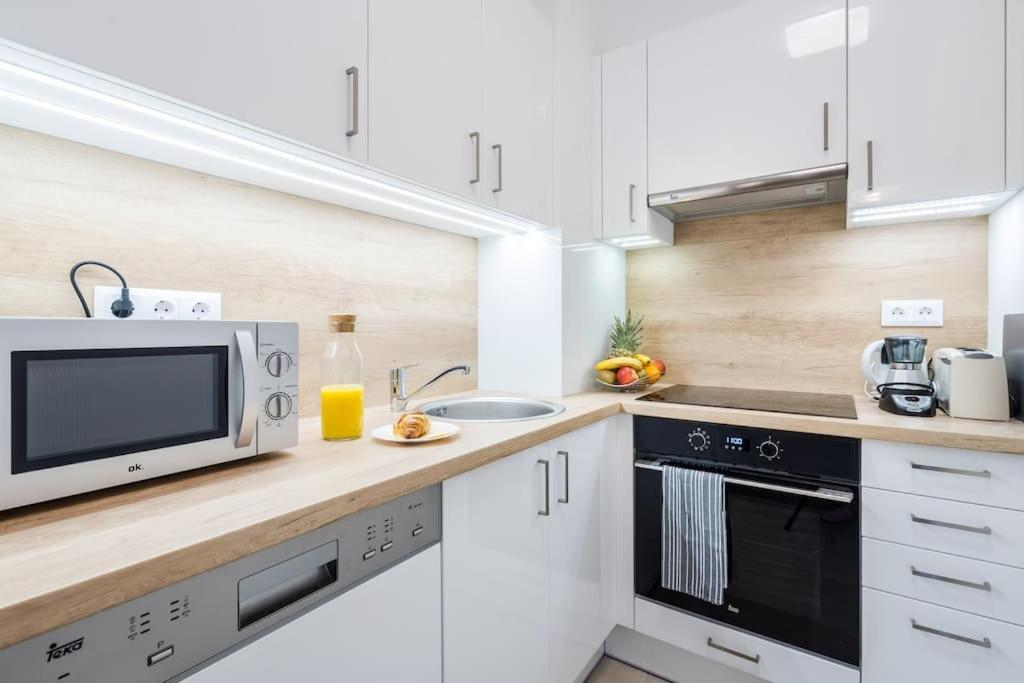 Marina apartment at Danube - FREE PRIVATE PARKING! view 2