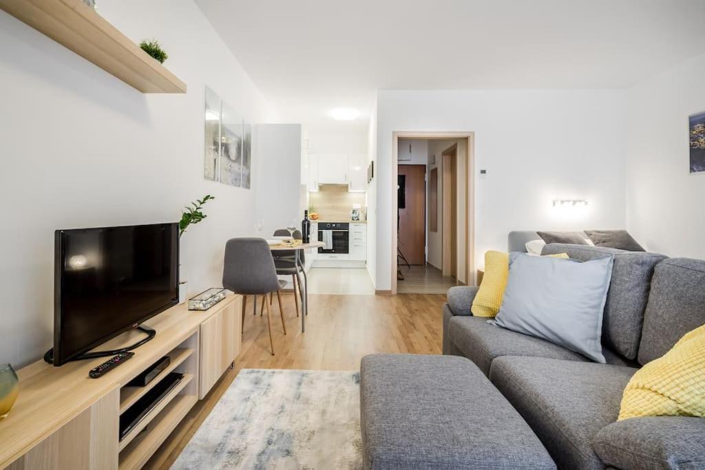 Marina apartment at Danube - FREE PRIVATE PARKING! view 4