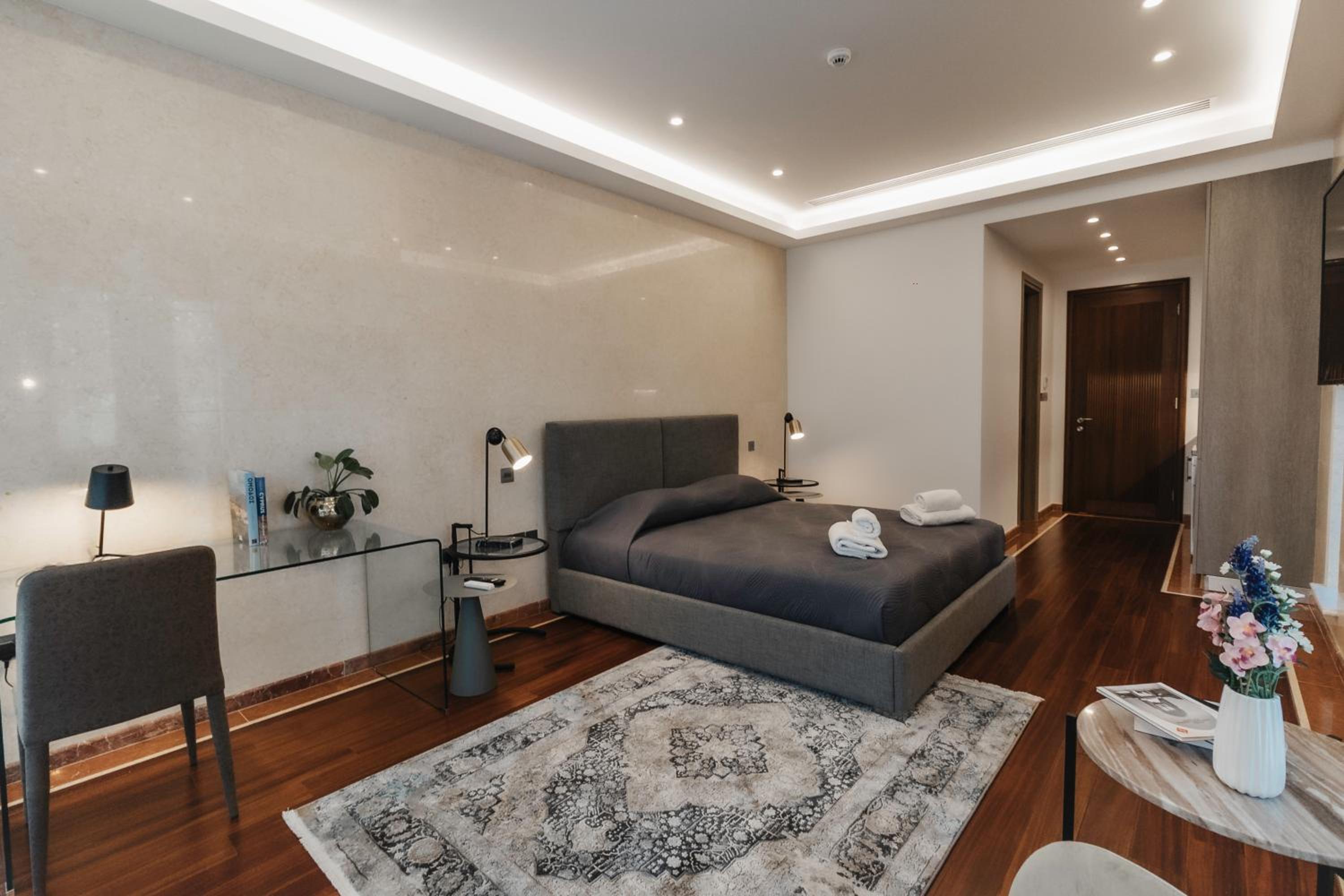 16 EXECUTIVE SUITES