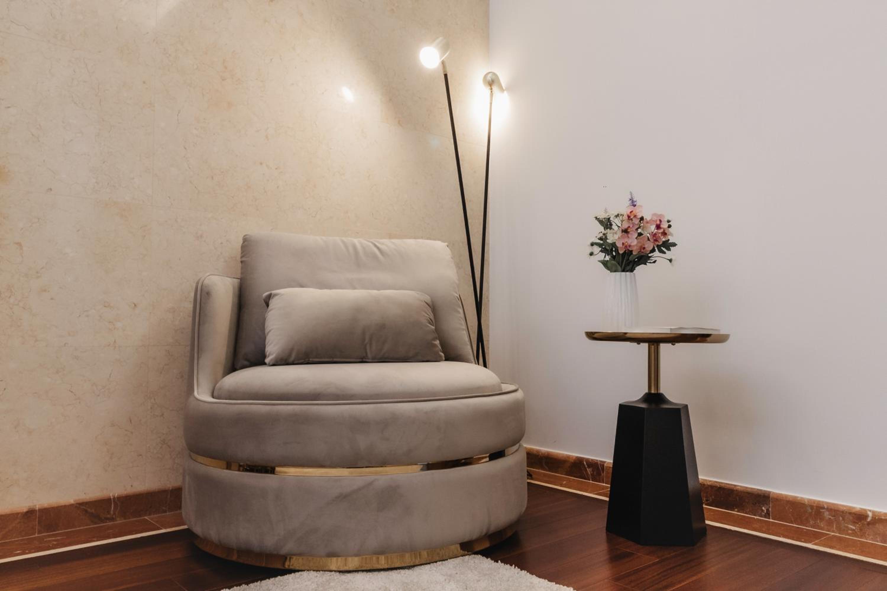 16 EXECUTIVE SUITES