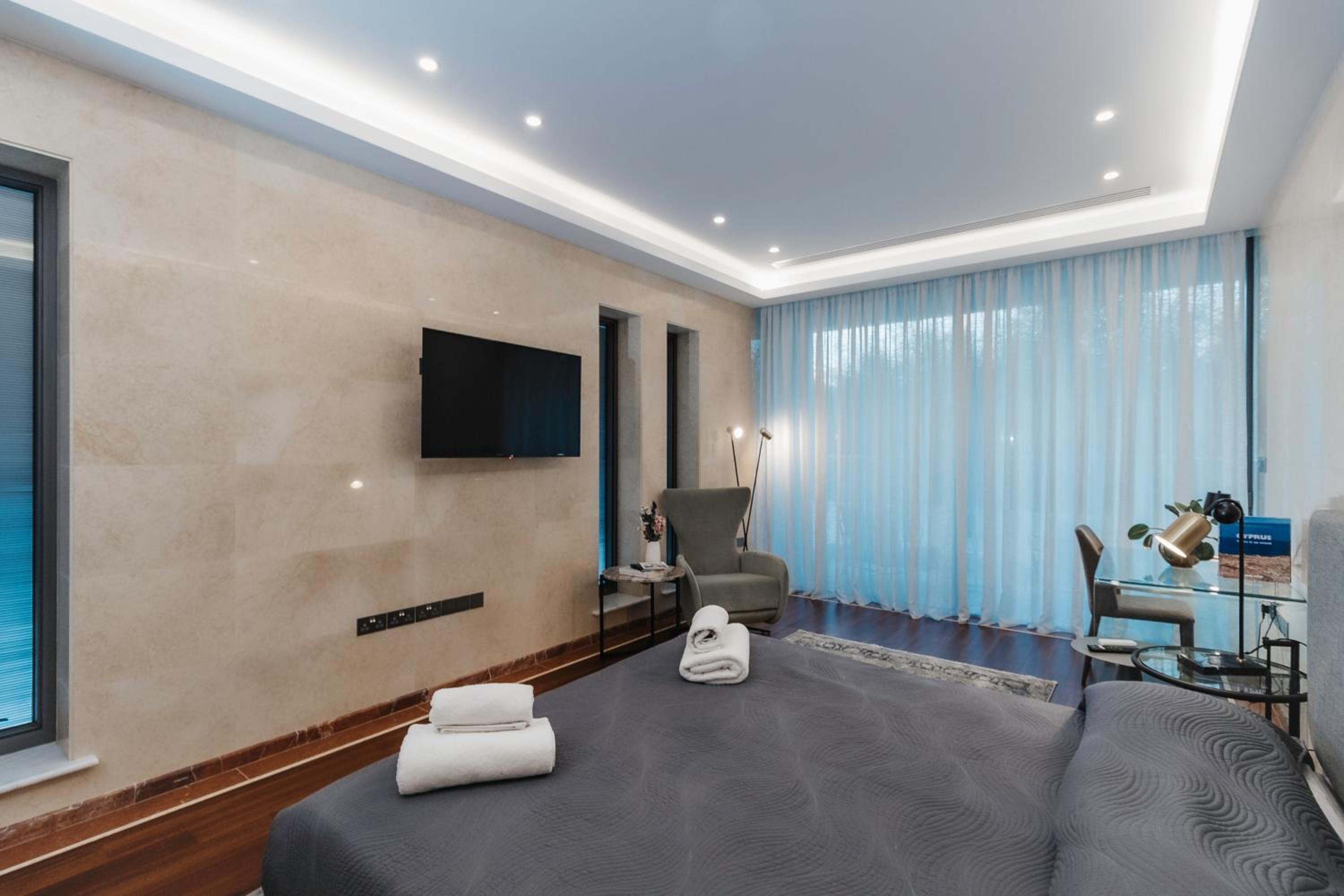 16 EXECUTIVE SUITES