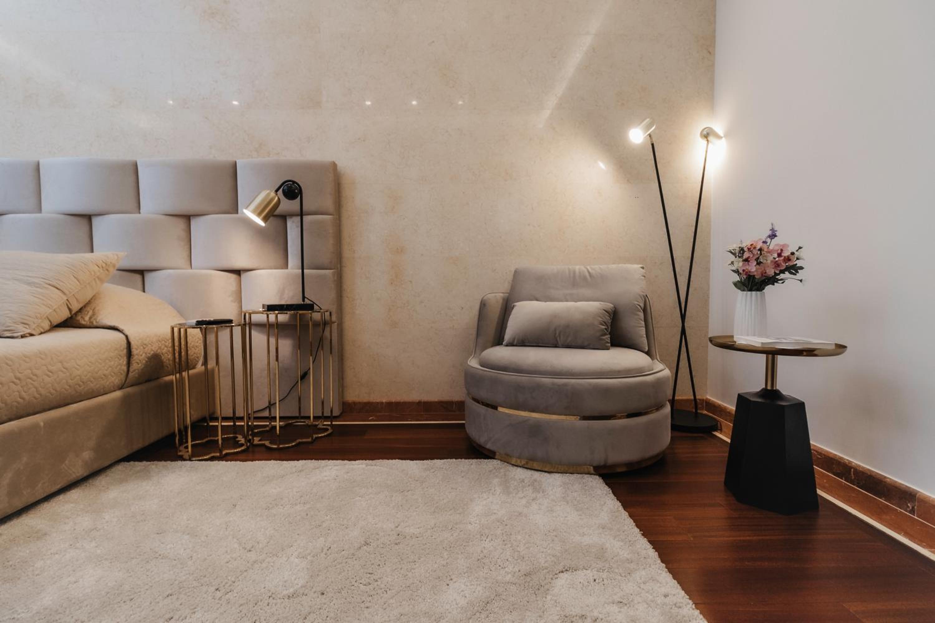 16 EXECUTIVE SUITES
