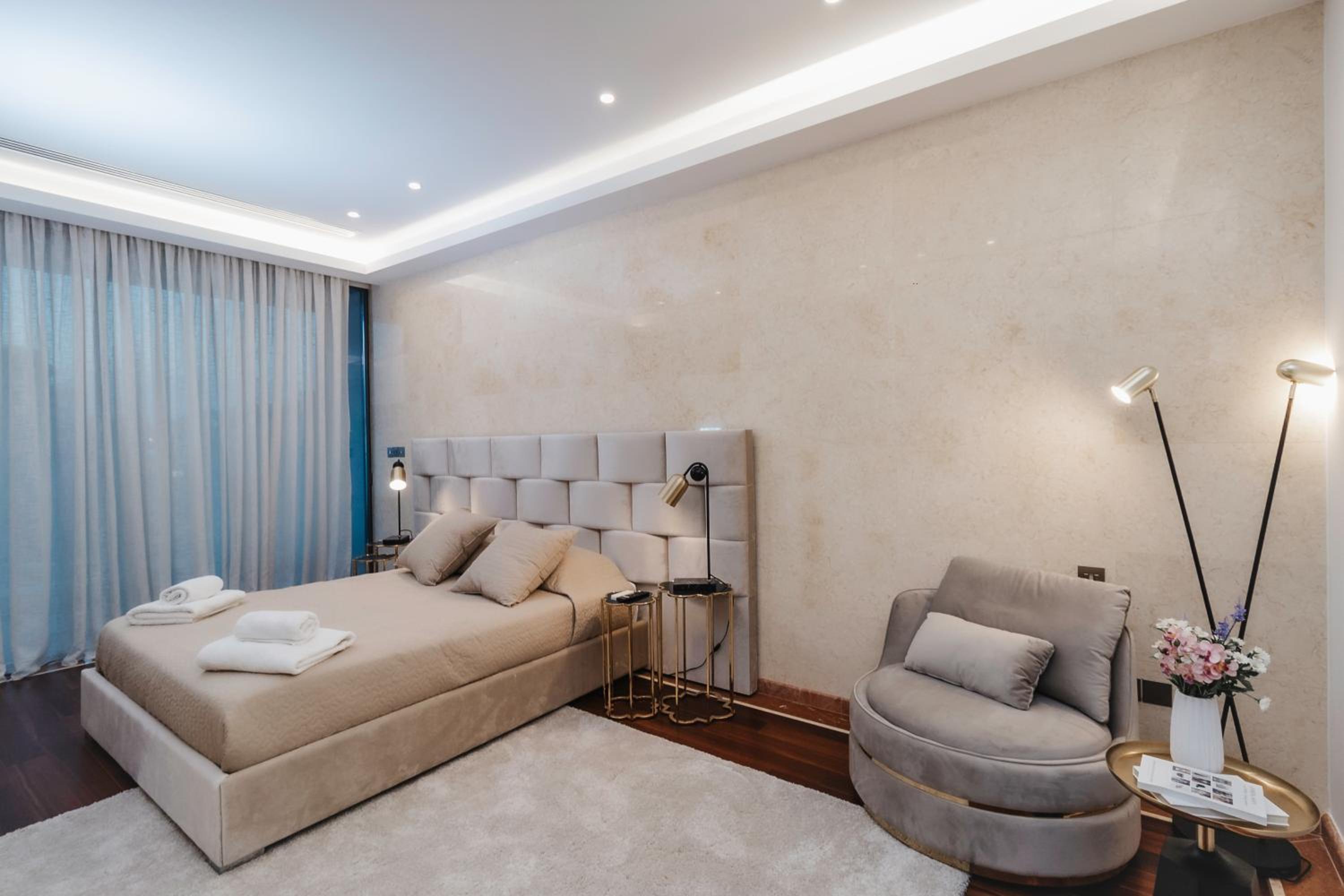 16 EXECUTIVE SUITES