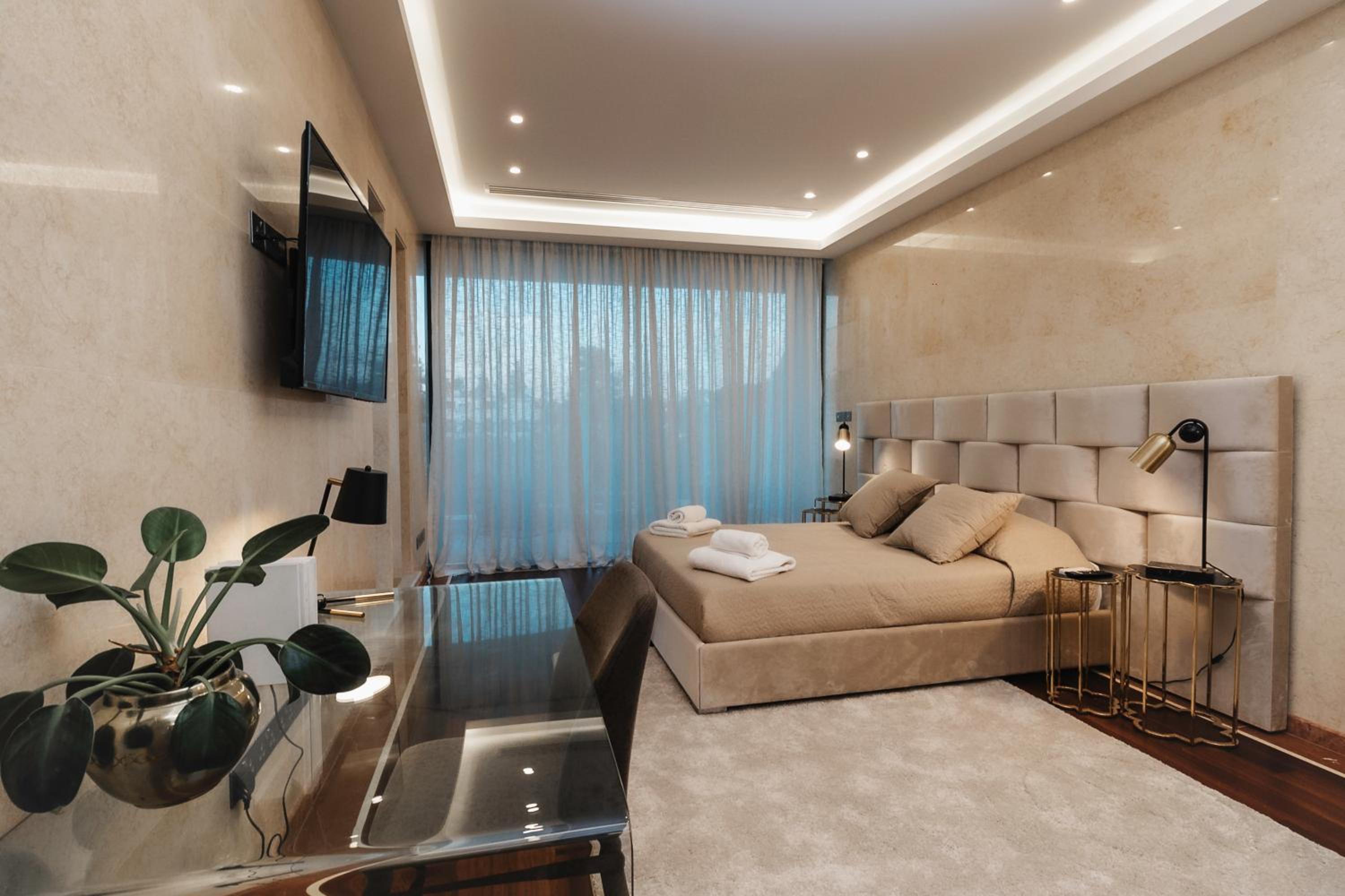 16 EXECUTIVE SUITES