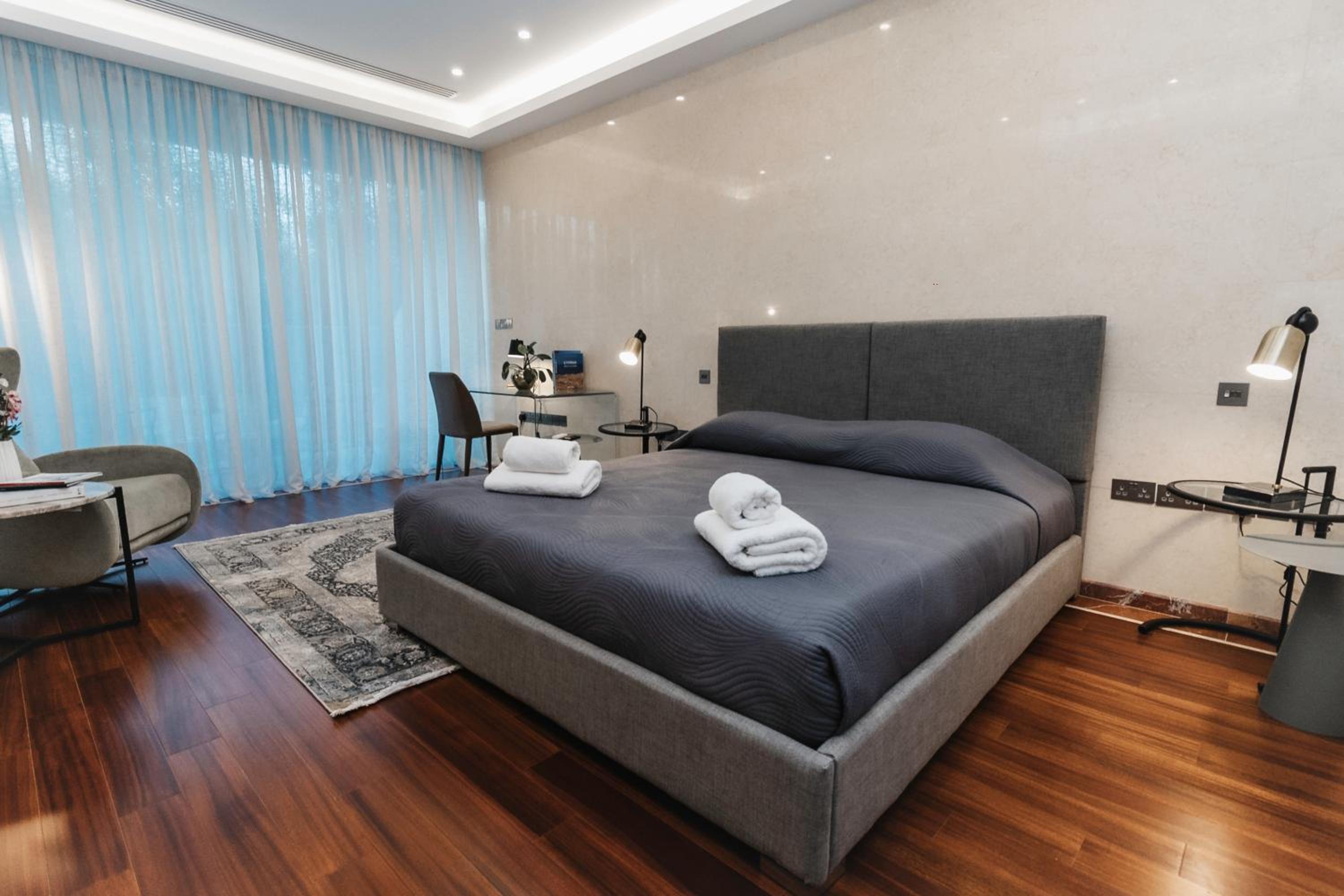16 EXECUTIVE SUITES