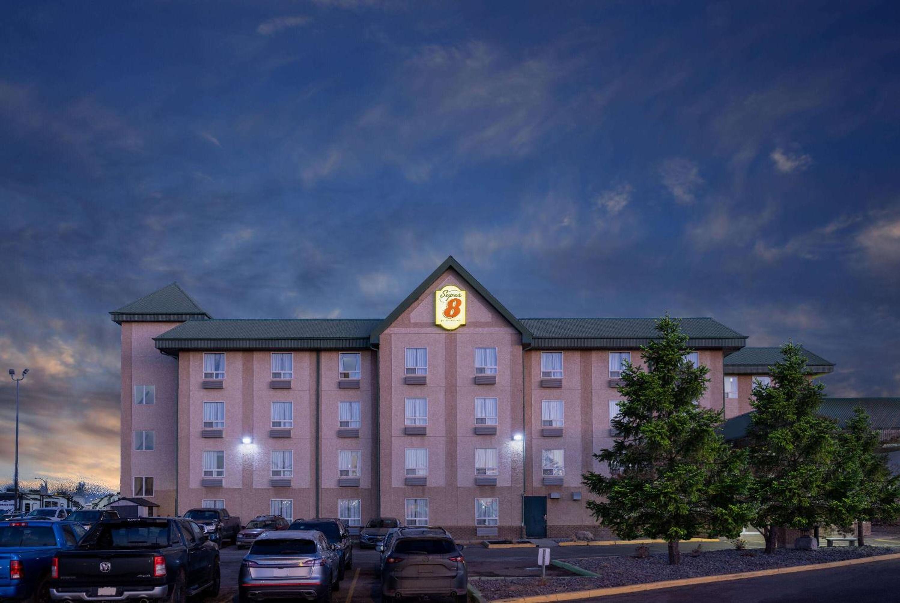Leduc Vacations - Super 8 by Wyndham Edmonton International Airport - Property Image 3