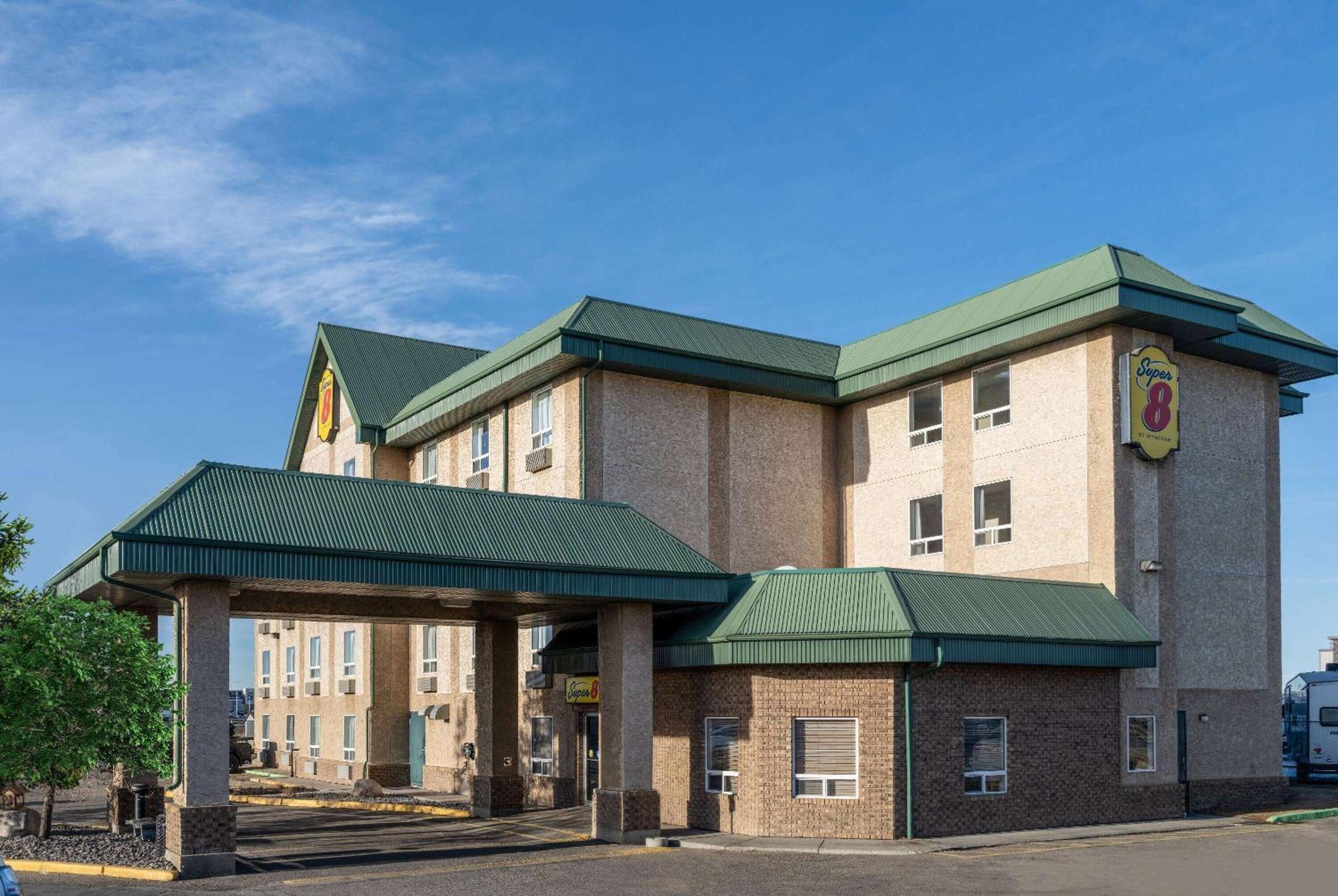 Leduc Vacations - Super 8 by Wyndham Edmonton International Airport - Property Image 2