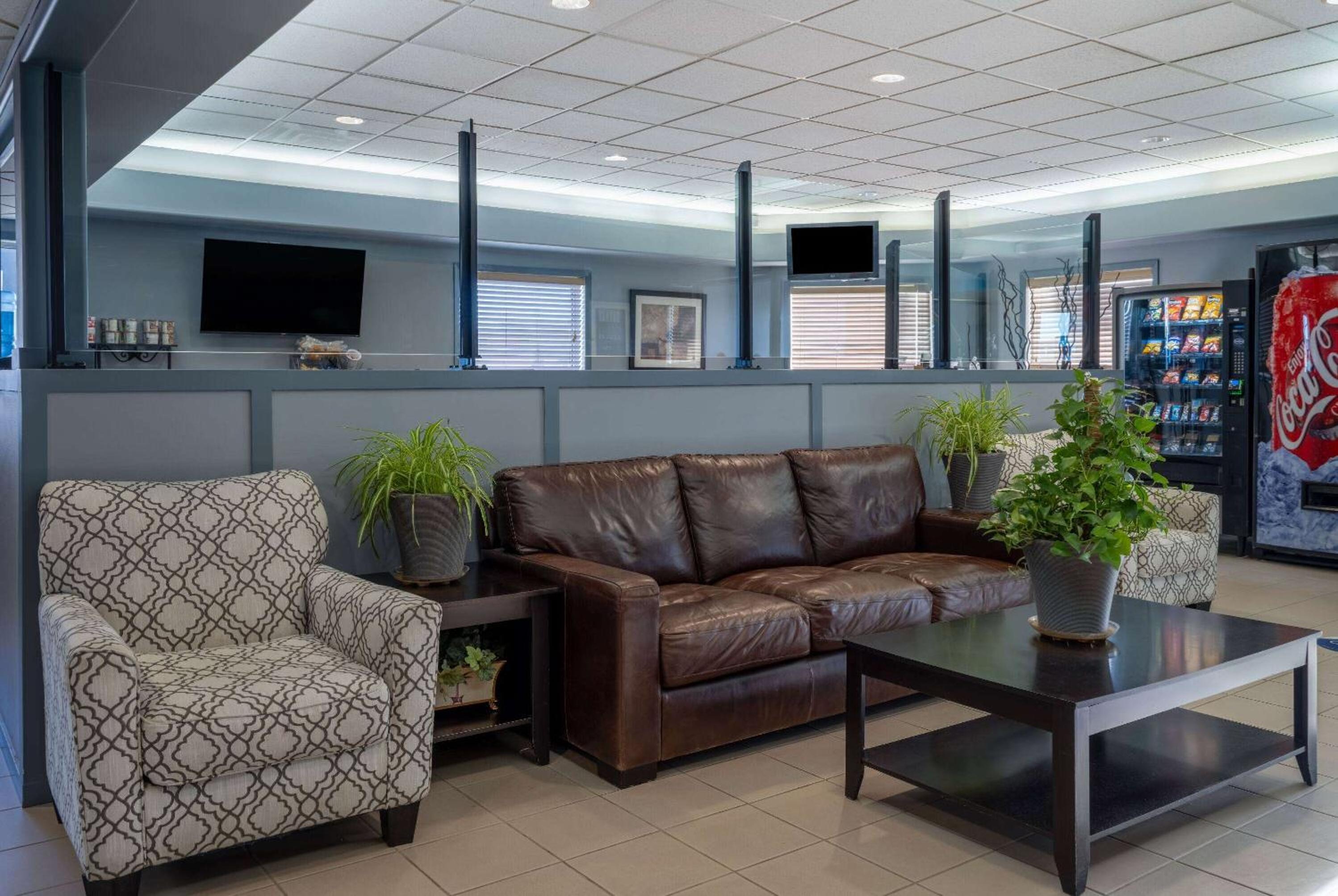 Leduc Vacations - Super 8 by Wyndham Edmonton International Airport - Property Image 4