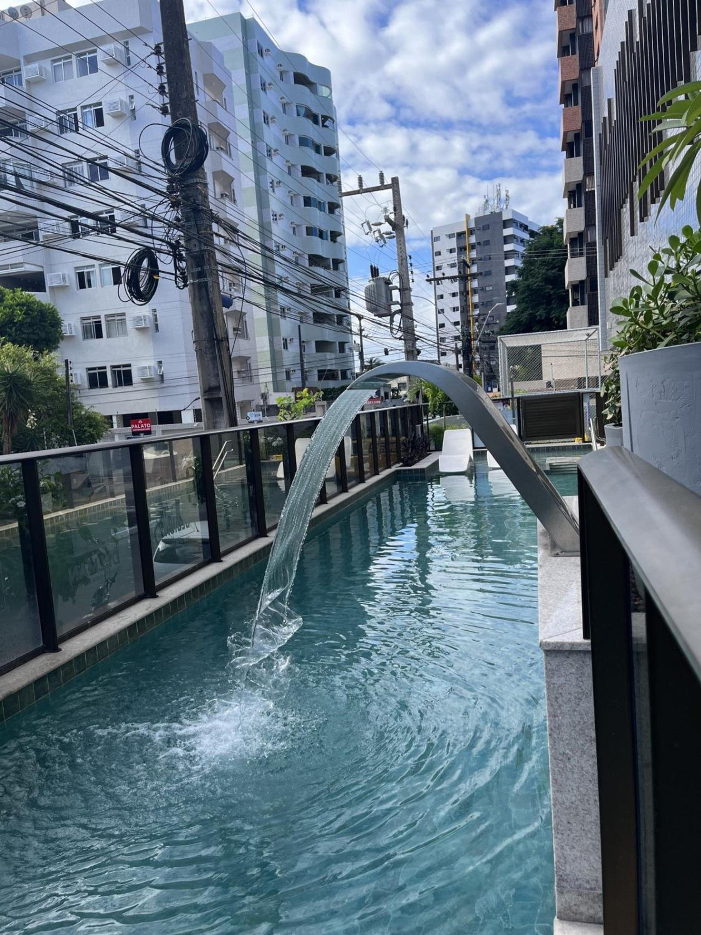 Prédio NOVO com excelente localização!