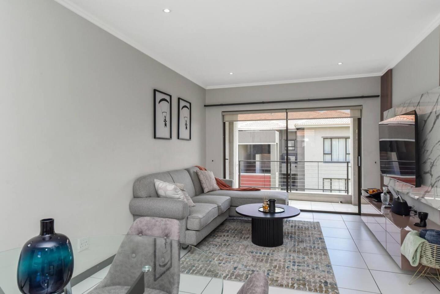 2 Bed Flat - Sleeps 4 - Pool - Garden - Parking view 2