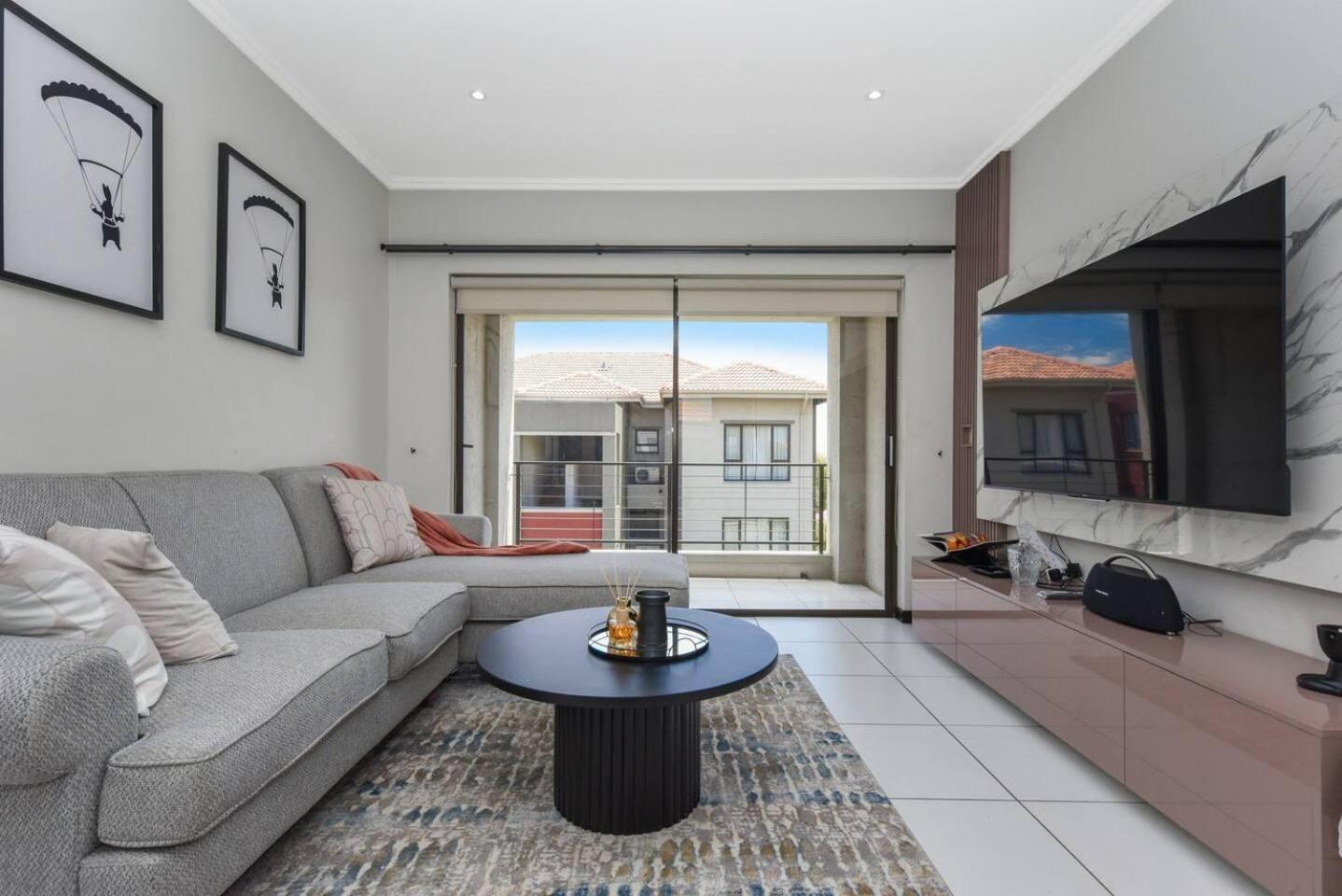 2 Bed Flat - Sleeps 4 - Pool - Garden - Parking view 3