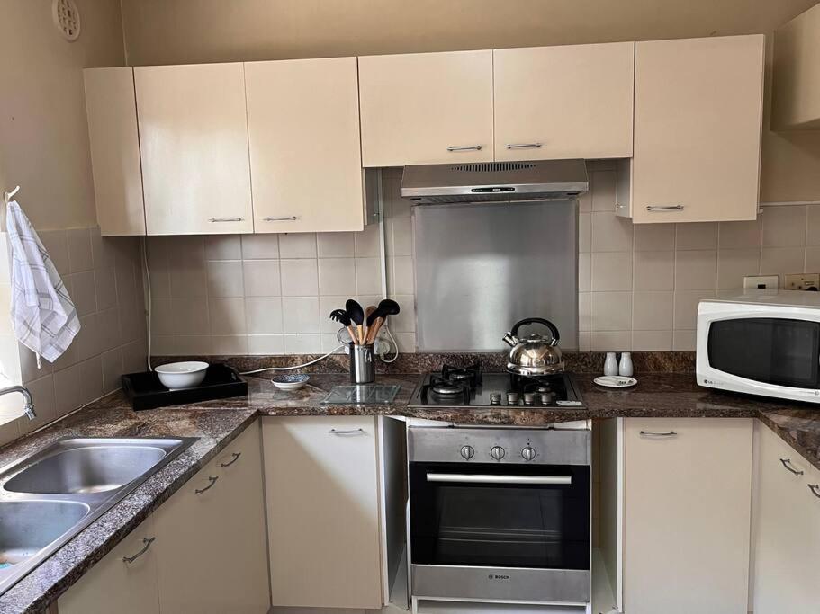 Lovely 3 bed home, 10 minute walk from the beach view 2