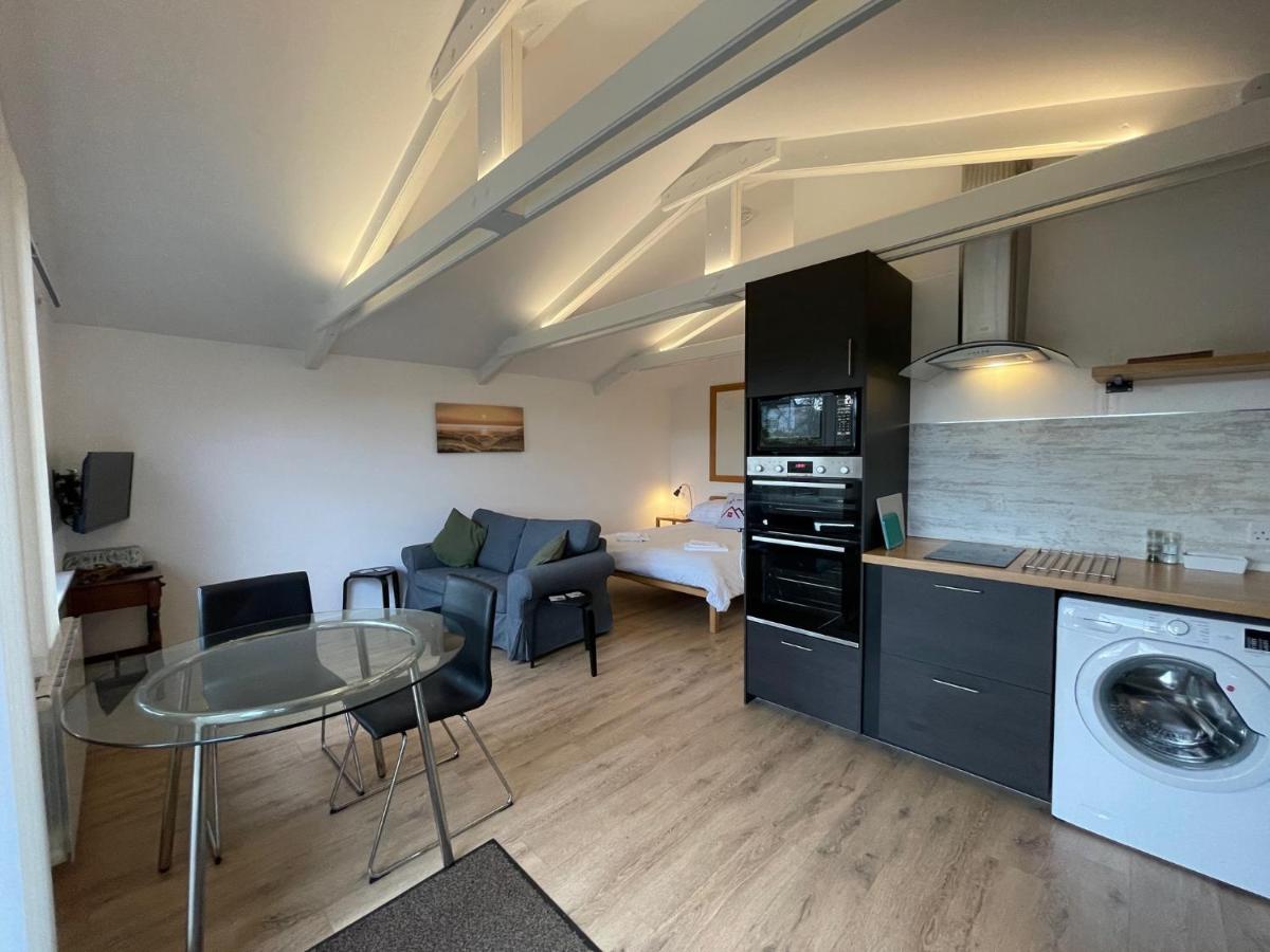 Spacious lodge with king sized bed