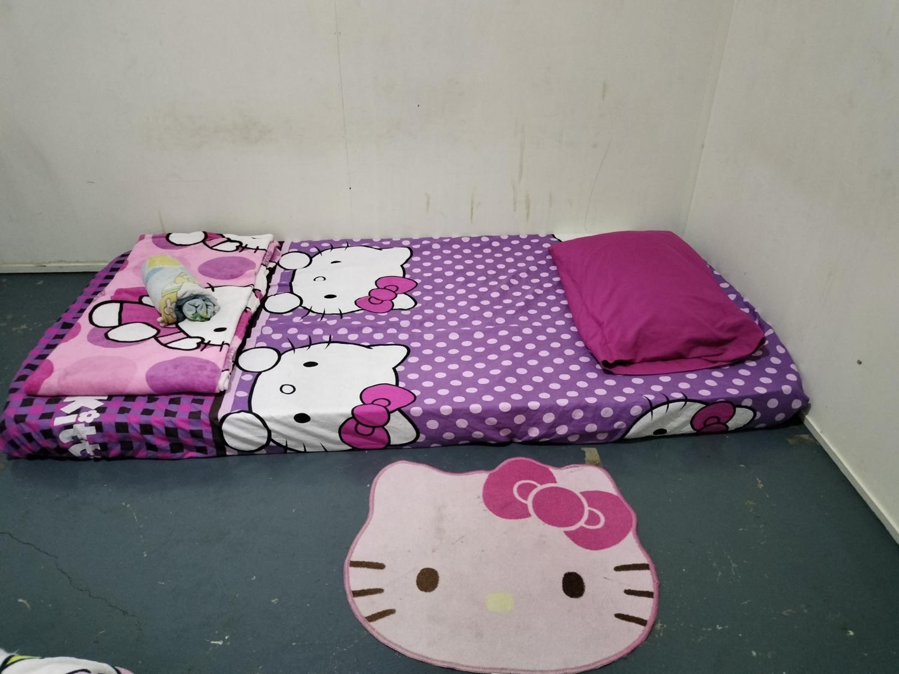 Hello Kitty Backpackers photo 6