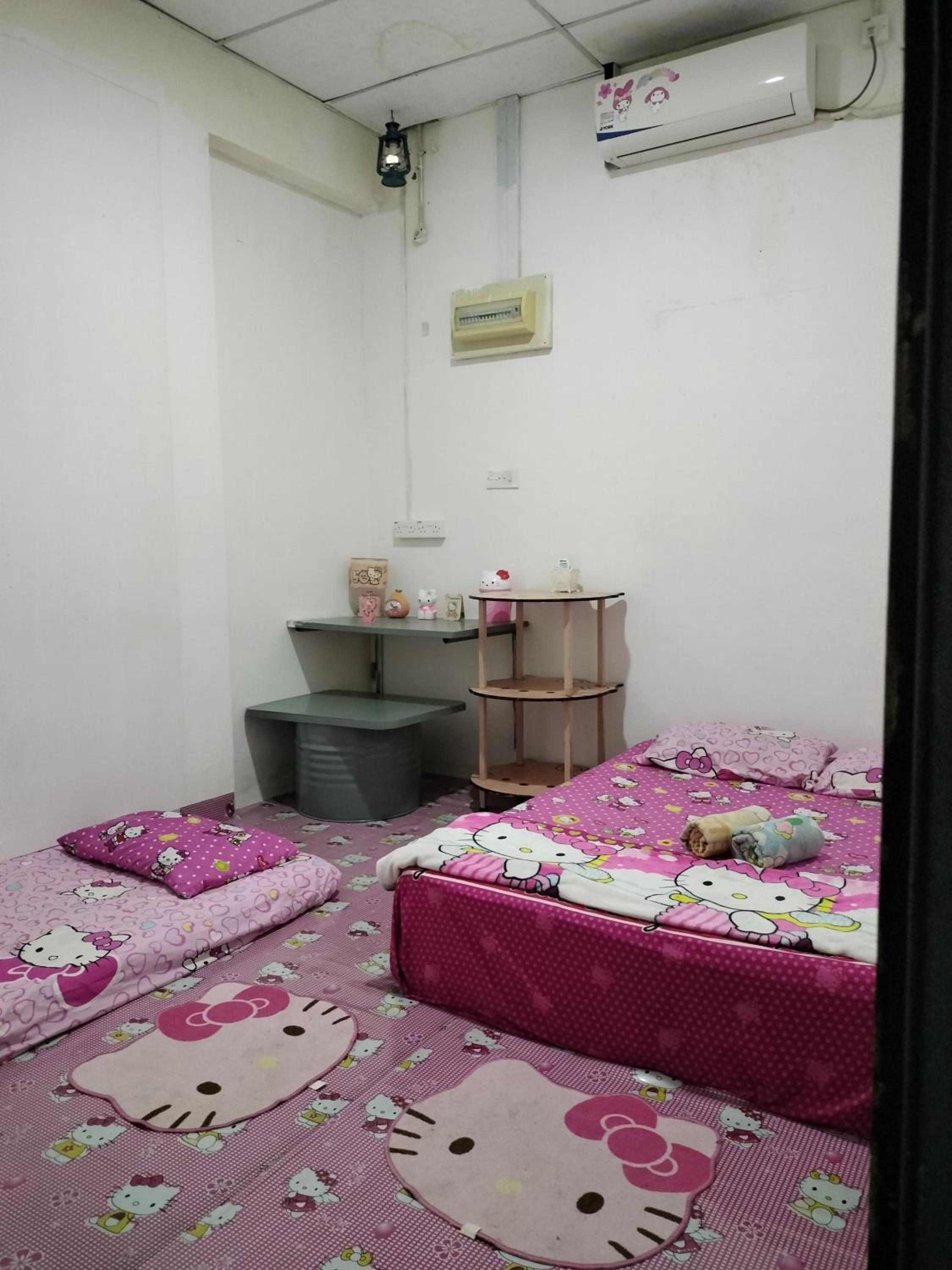 Hello Kitty Backpackers photo 1