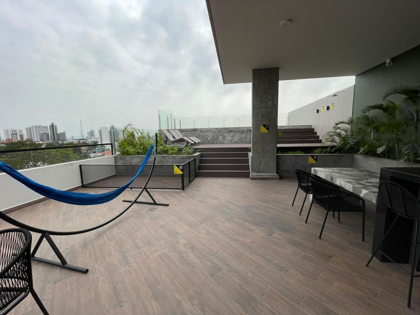 Play 4 y Cama King-Premium Estudio
