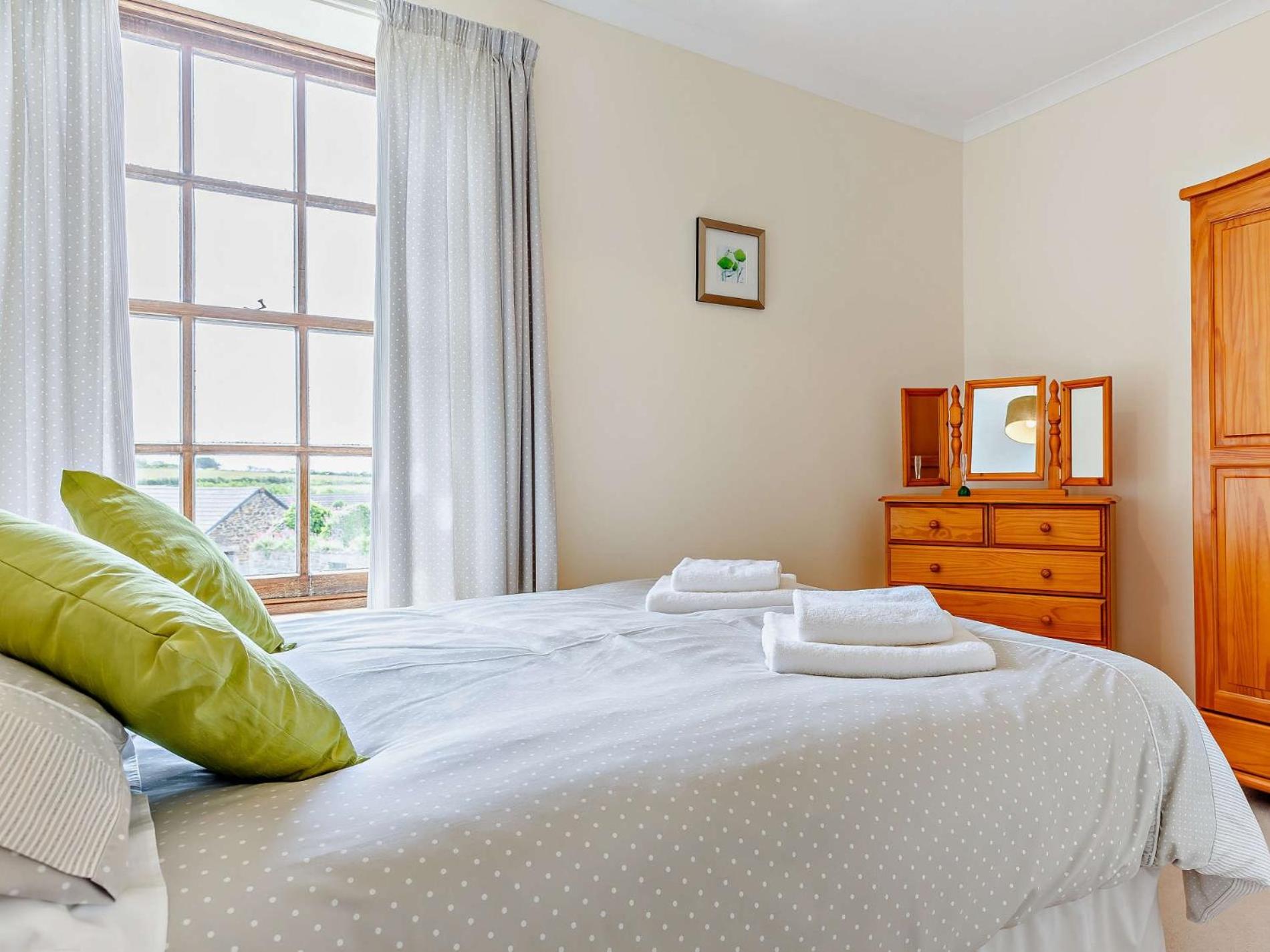 2 Bed in Helston oc-sowan view 2
