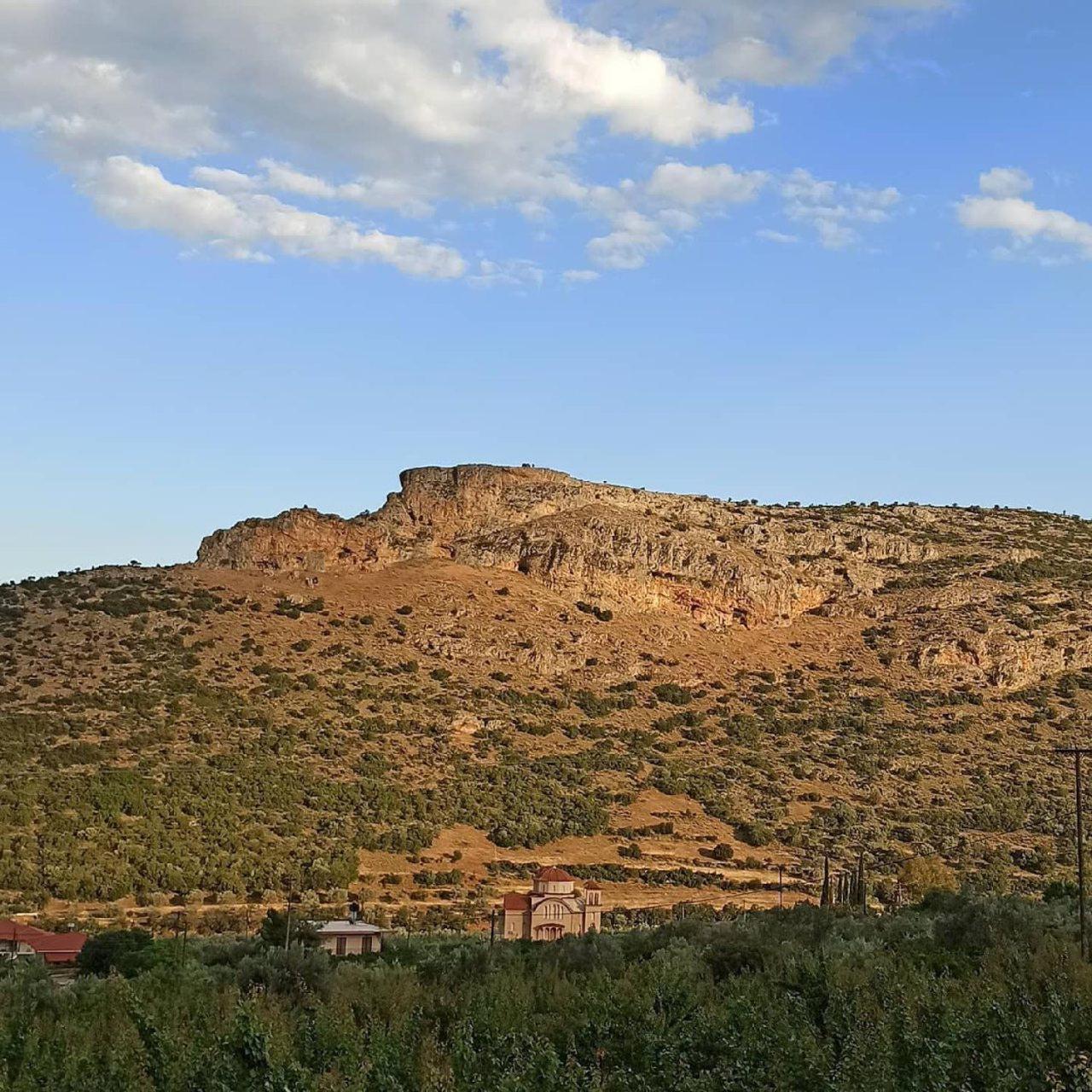 O'GERA Greek resort house in the mountains view 4