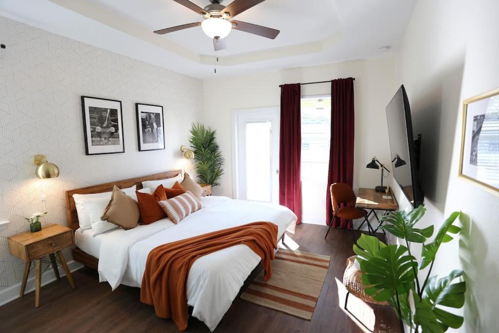 The Champion's Suite Newly Built Upscale Central view 3