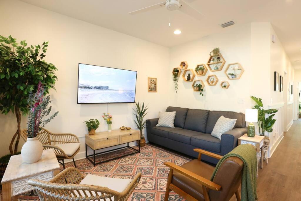 The Botanical Suite Newly Built Upscale Central