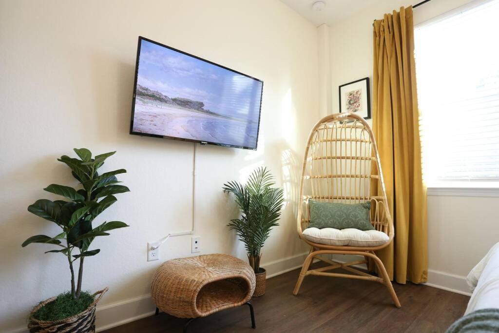 The Botanical Suite Newly Built Upscale Central, photo 12