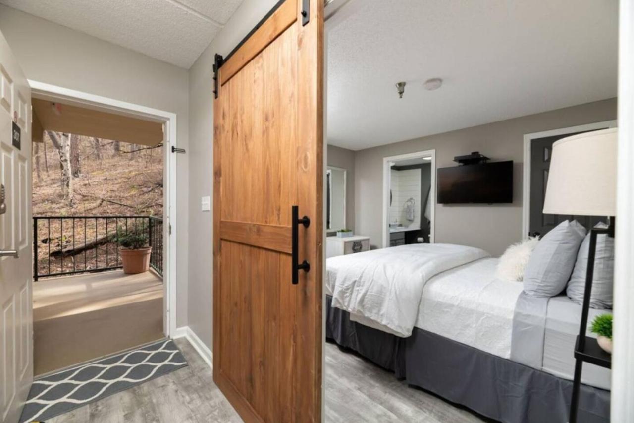 GT307 Romantic Condo Downtown Gatlinburg & Pool view 5