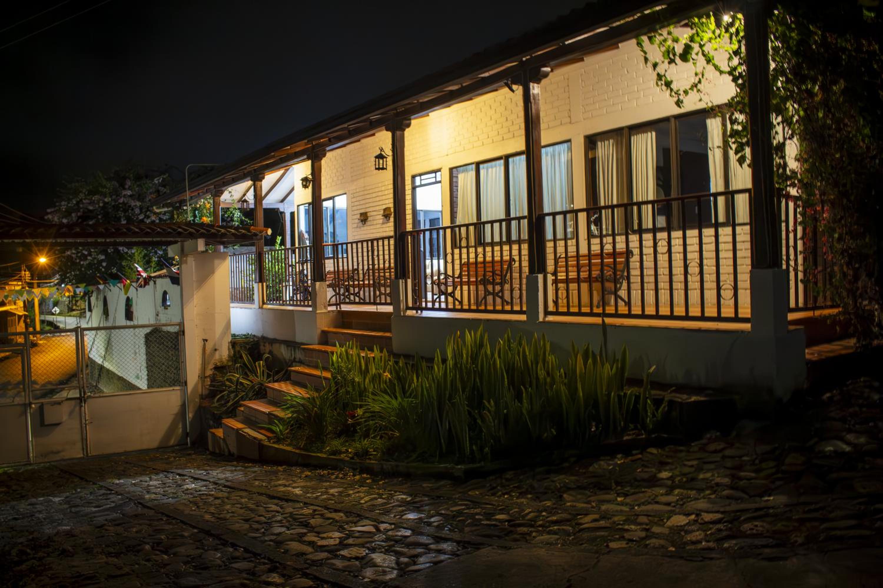VILLA ALEJANDRA - Hermosa FINCA cerca al centro - Sendero - Jacuzzi
