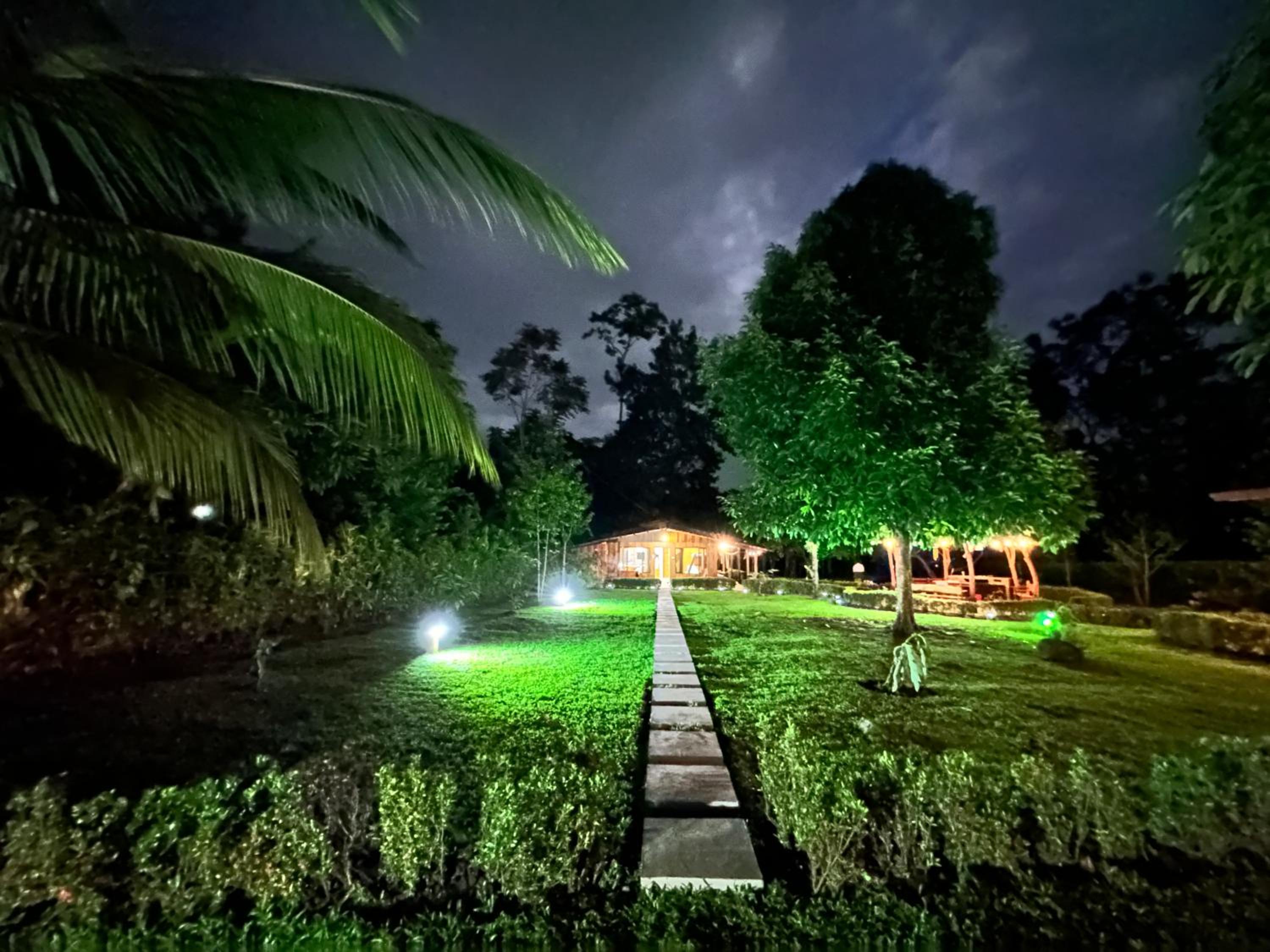 Cabin in Paradise with jacuzzi, free Wifi, and Relaxing sound of the river, Bungalows Tulipanes