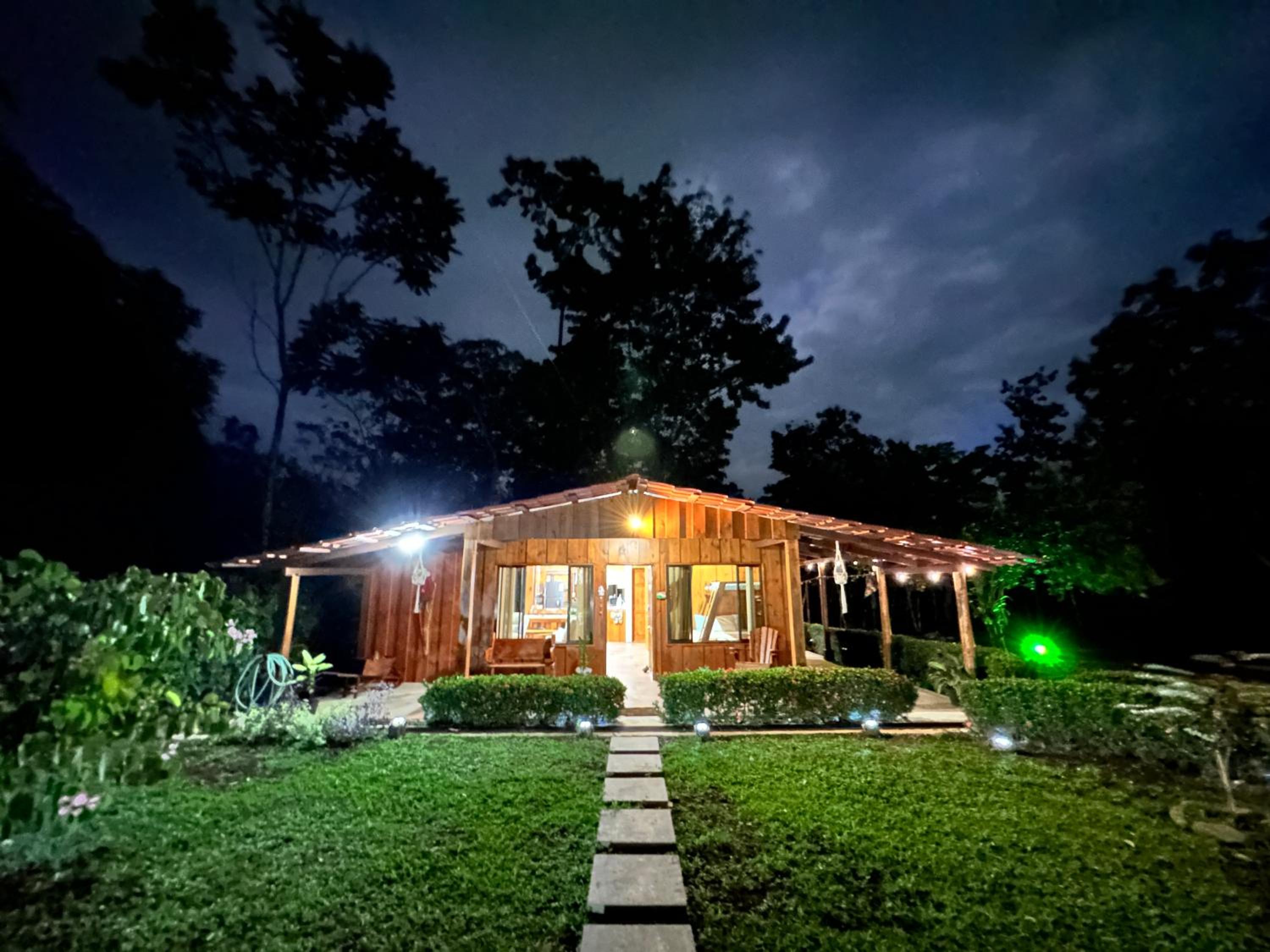 Cabin in Paradise with jacuzzi, free Wifi, and Relaxing sound of the river, Bungalows Tulipanes