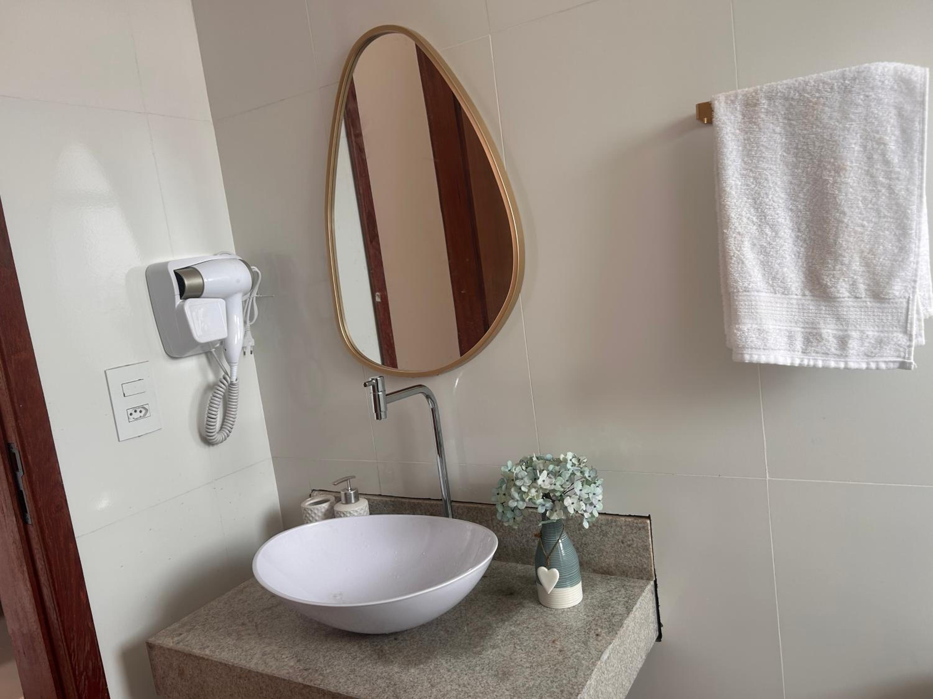 Barra grande com piscina, ar condicionado, novo , bem localizado