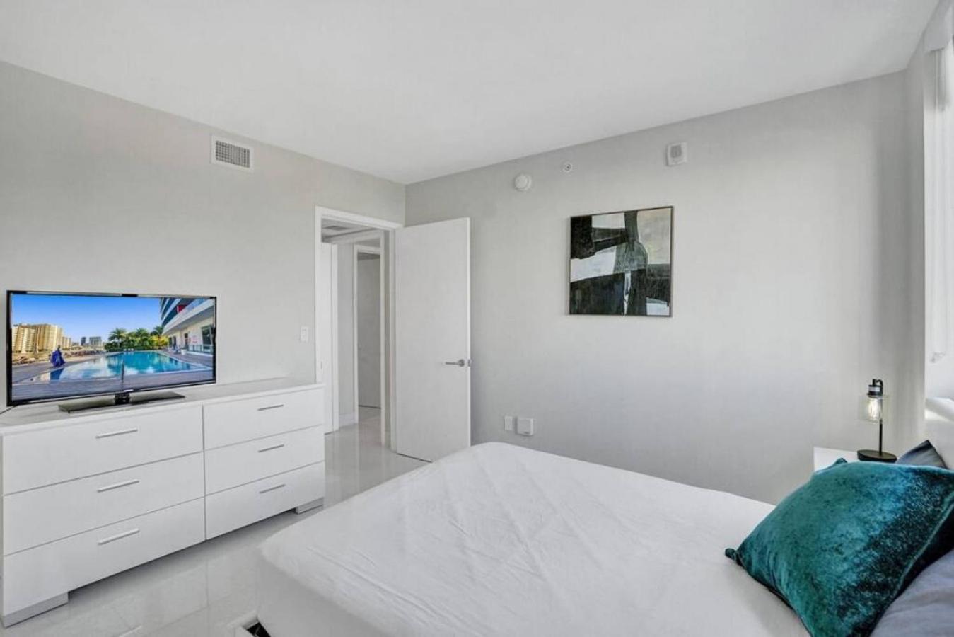Gorgeous 4 Bedroom Condo Pool and Stunning Views view 4