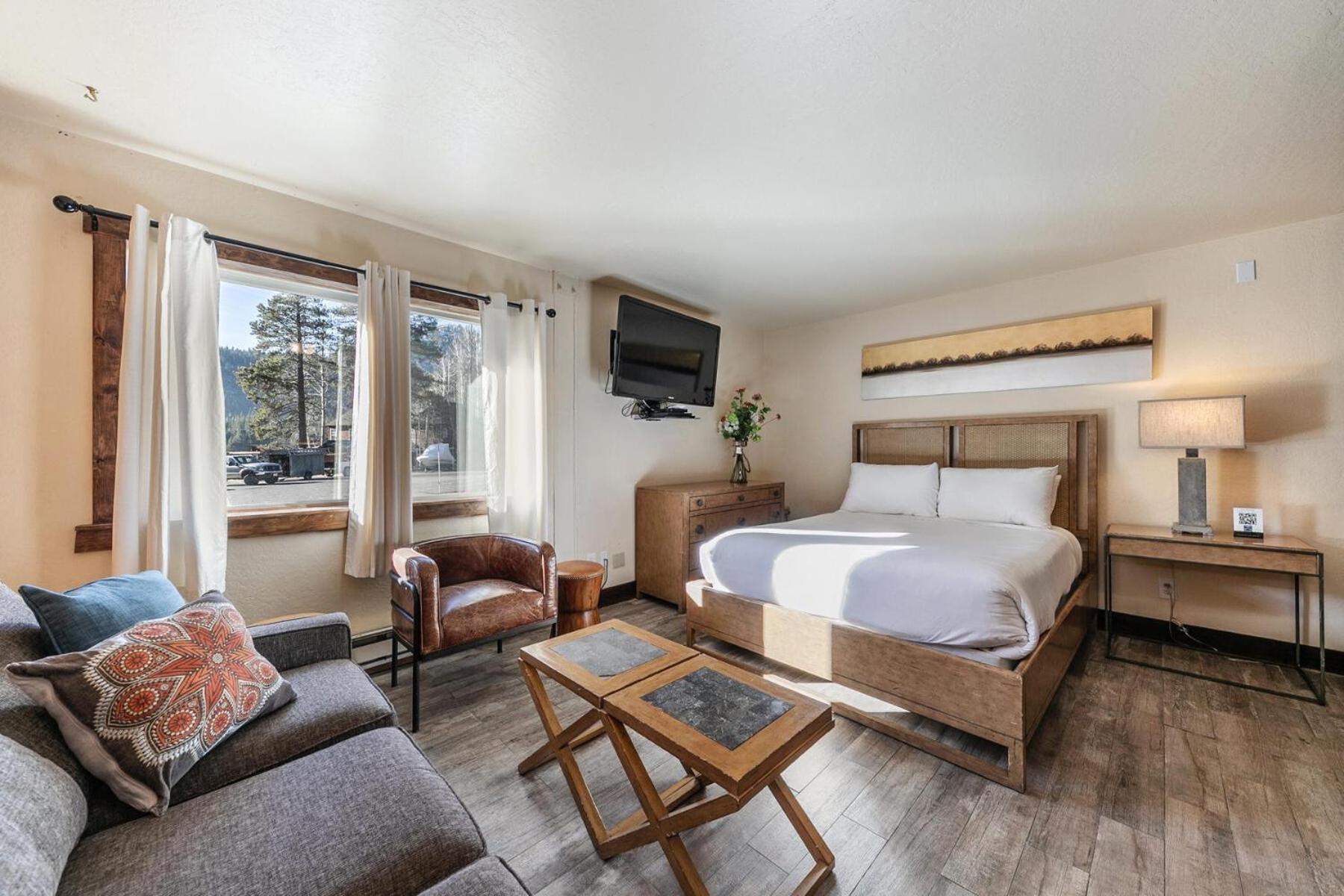 Lake Tahoe Vacations - Lovely Studio w/Kitchen and Partial Lake View 122 at Donner Lake Village - Property Image 8