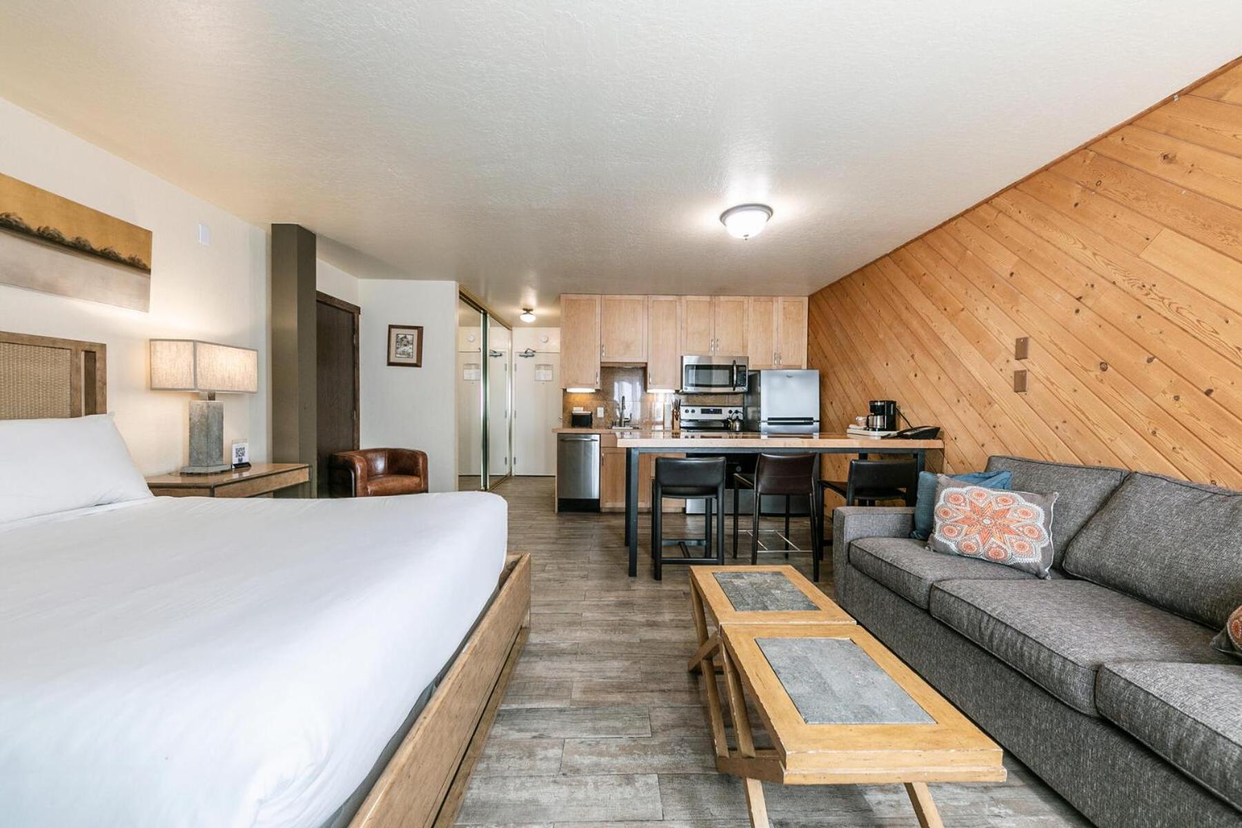Lake Tahoe Vacations - Lovely Studio w/Kitchen and Partial Lake View 122 at Donner Lake Village - Property Image 4
