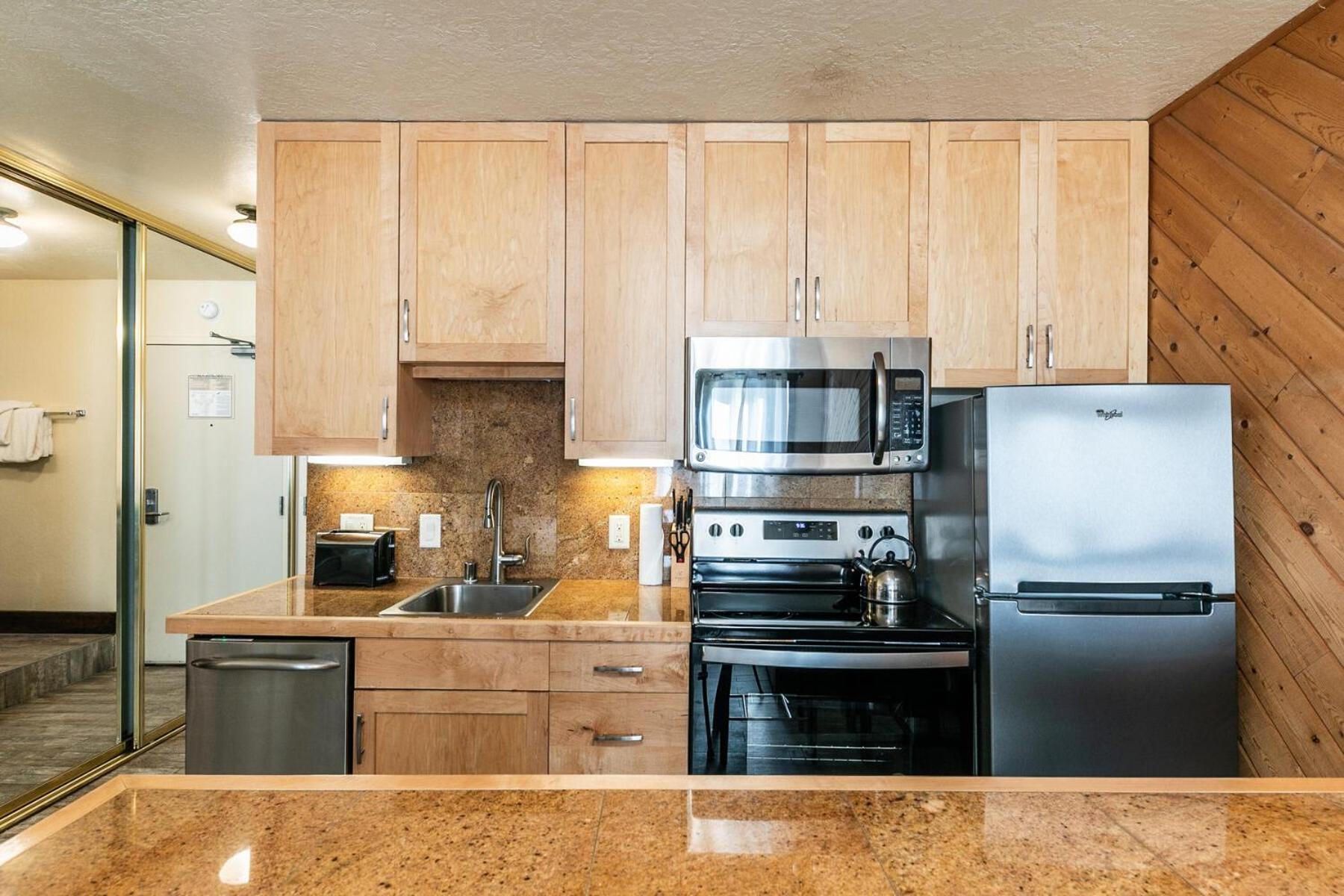 Lake Tahoe Vacations - Lovely Studio w/Kitchen and Partial Lake View 122 at Donner Lake Village - Property Image 6
