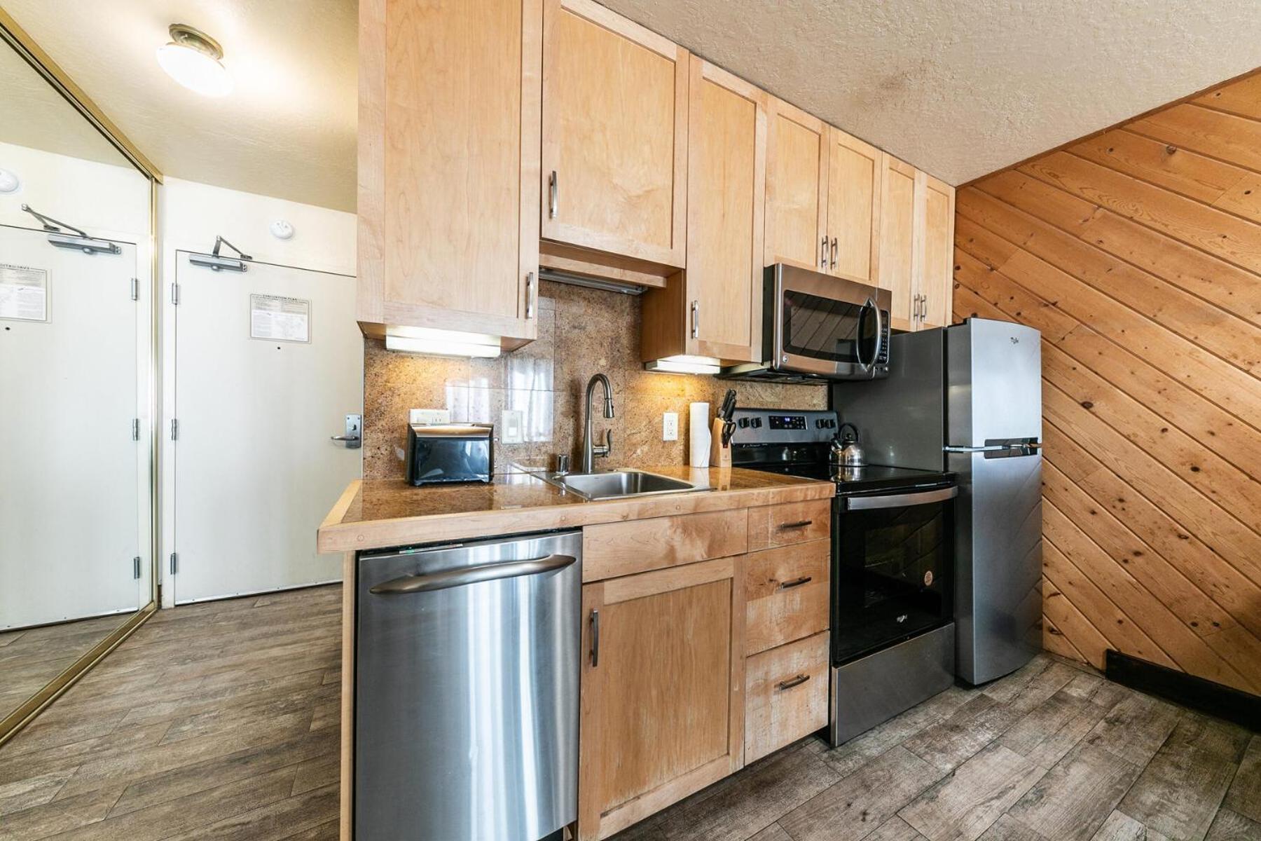 Lake Tahoe Vacations - Lovely Studio w/Kitchen and Partial Lake View 122 at Donner Lake Village - Property Image 7