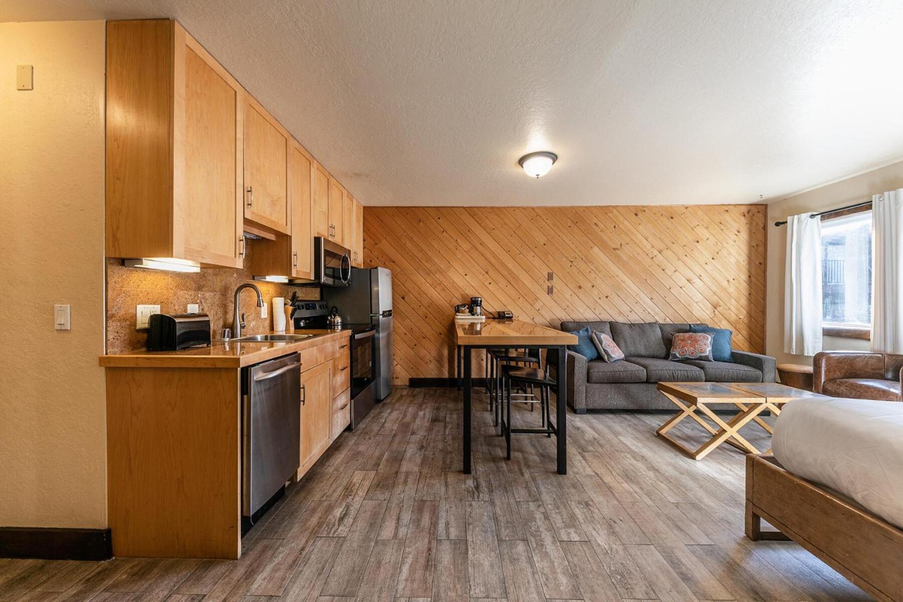 Lake Tahoe Vacations - Lovely Studio w/Kitchen and Partial Lake View 122 at Donner Lake Village - Property Image 5