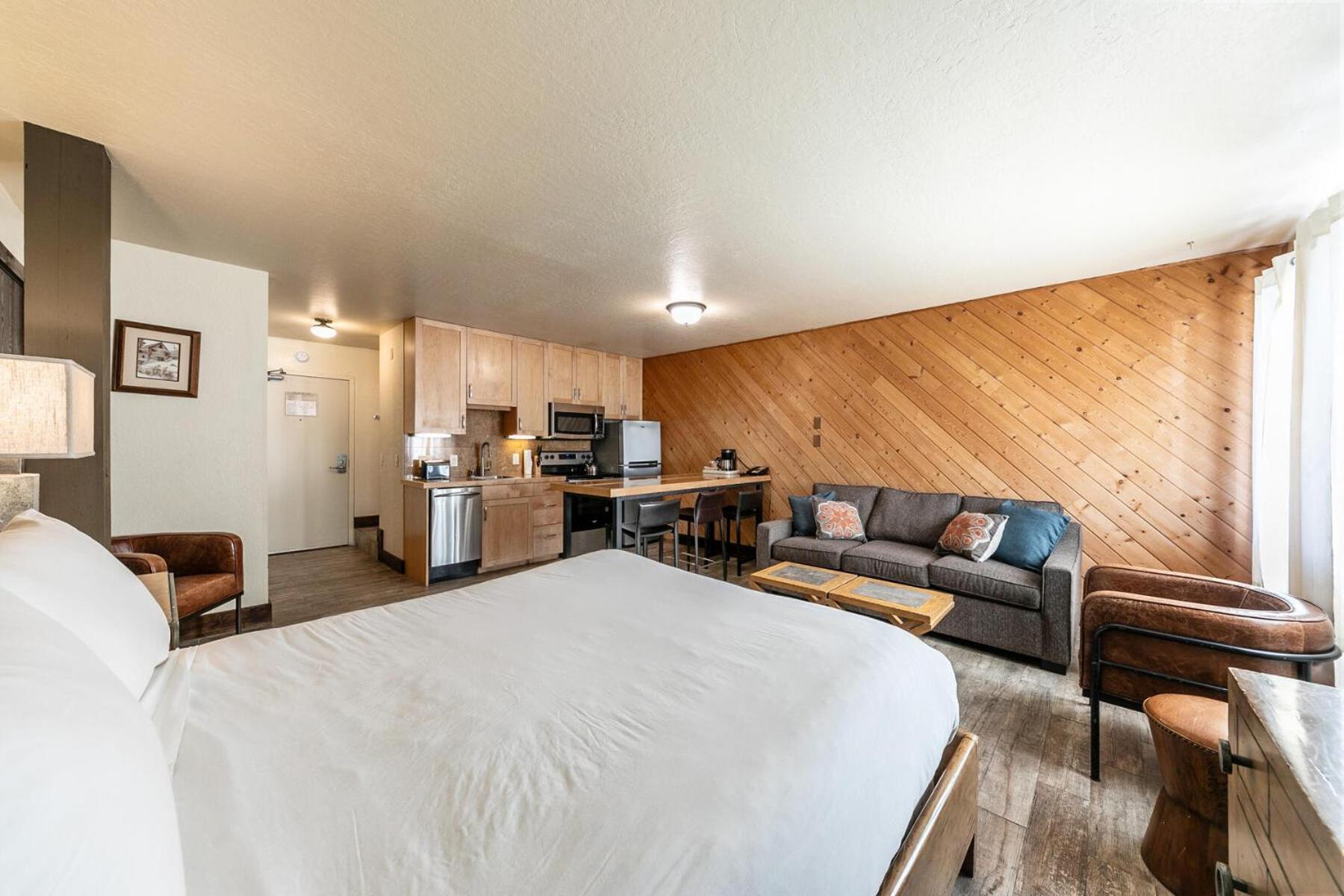 Lake Tahoe Vacations - Lovely Studio w/Kitchen and Partial Lake View 122 at Donner Lake Village - Property Image 2