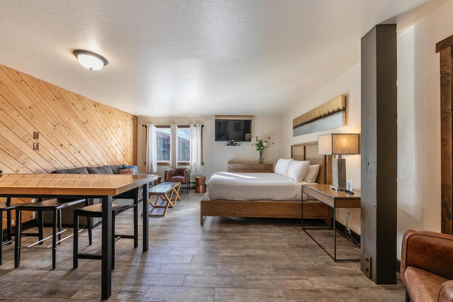 Lake Tahoe Vacations - Lovely Studio w/Kitchen and Partial Lake View 122 at Donner Lake Village - Property Image 1