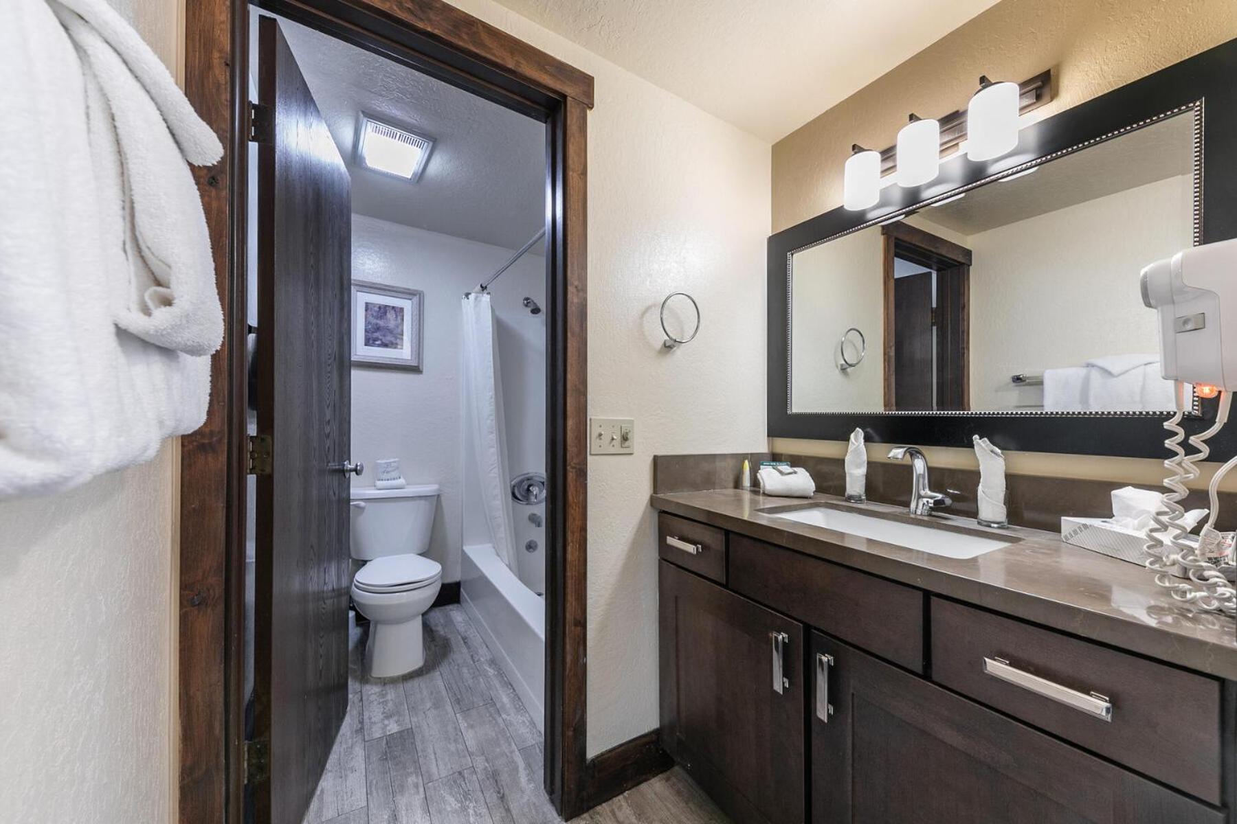 Lake Tahoe Vacations - Lovely Studio w/Kitchen and Partial Lake View 122 at Donner Lake Village - Property Image 9