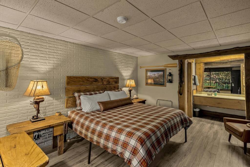Stonegate Lodge King Bed WIFI 50 in Roku TV Salt Water Pool Room # 101 view 2