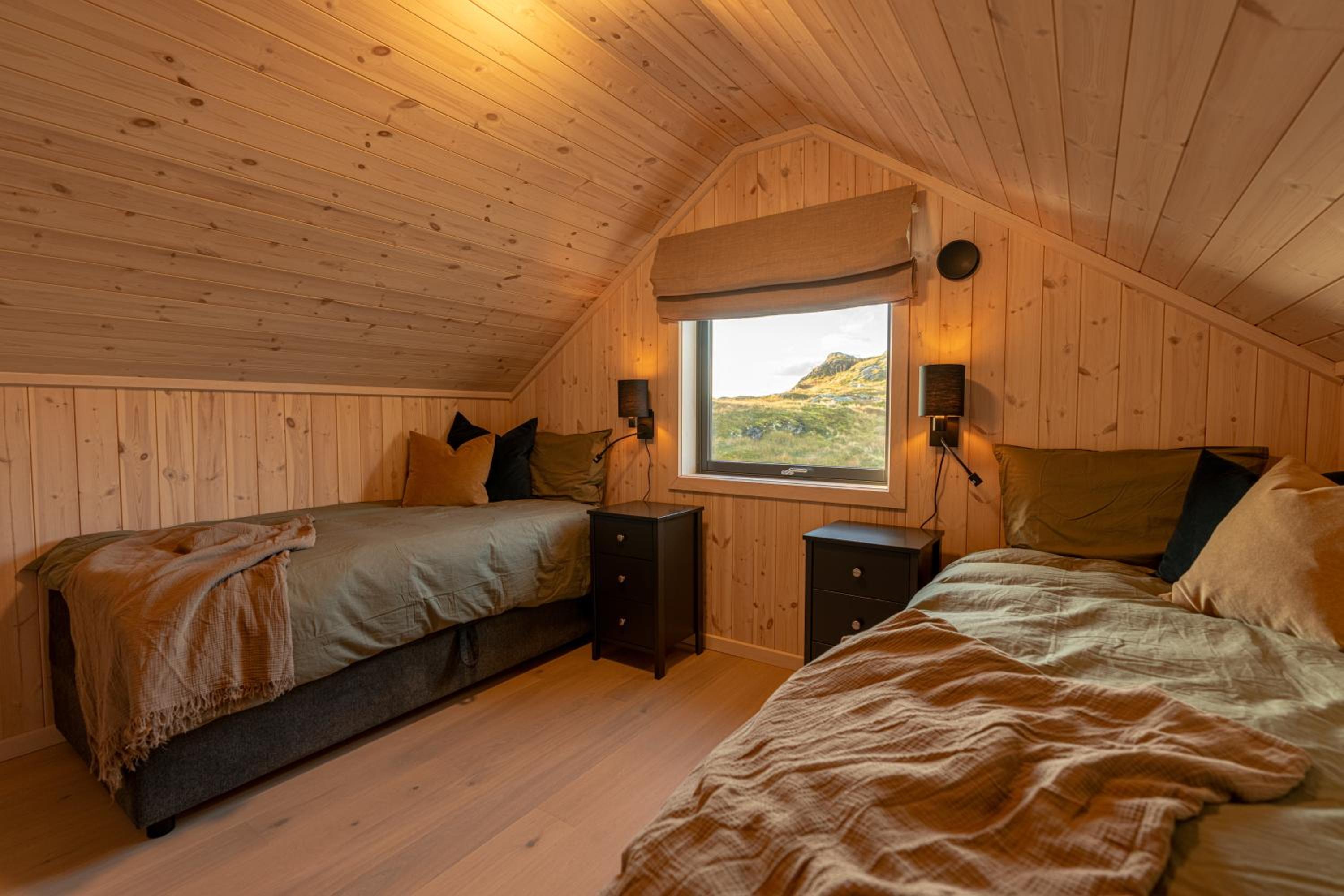 Superior Chalet Sørvågen Lofoten view 2