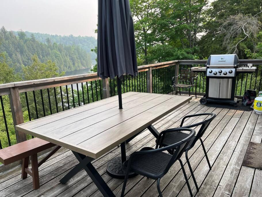 The Bear Cave Cottage at Little Kennisis Lake