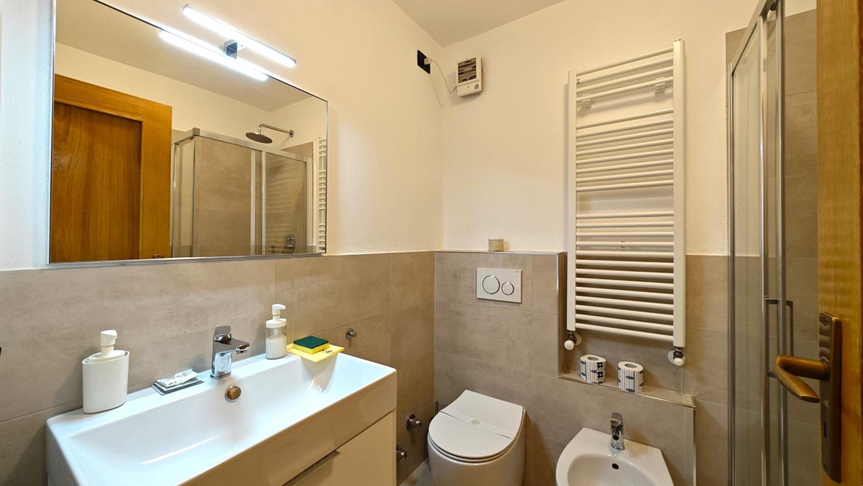 Hostdomus - Panoramic Suite view 4